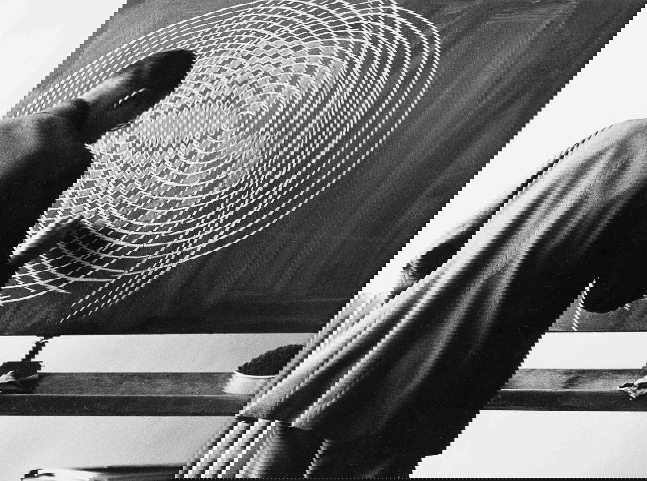 Ernst Scheidegger, Max Bill enseñando teoría de la forma en la Escuela de Artes Aplicadas de Zúrich (1946) © Stiftung Ernst Scheidegger-Archiv, Zúrich; 2024, ProLitteris, Zúrich