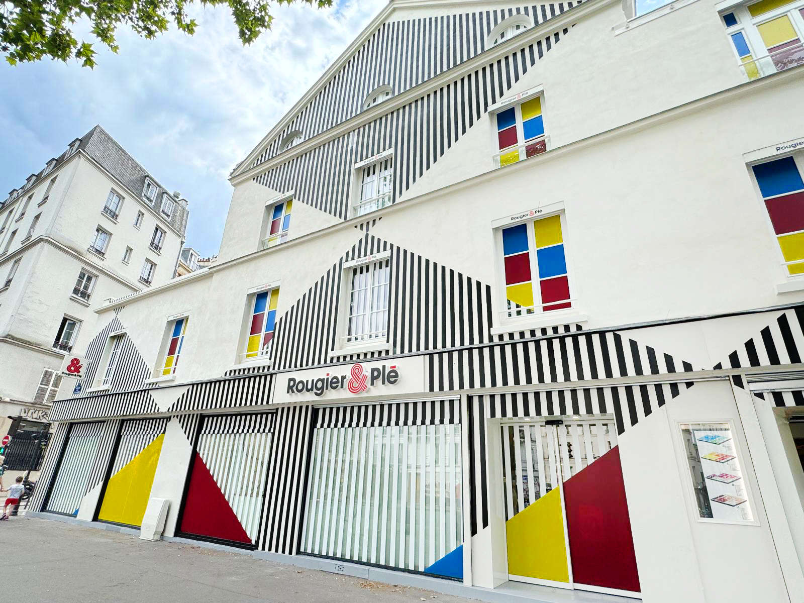 Paris, Daniel Buren gestaltet eine Fassade im Herzen des Marais