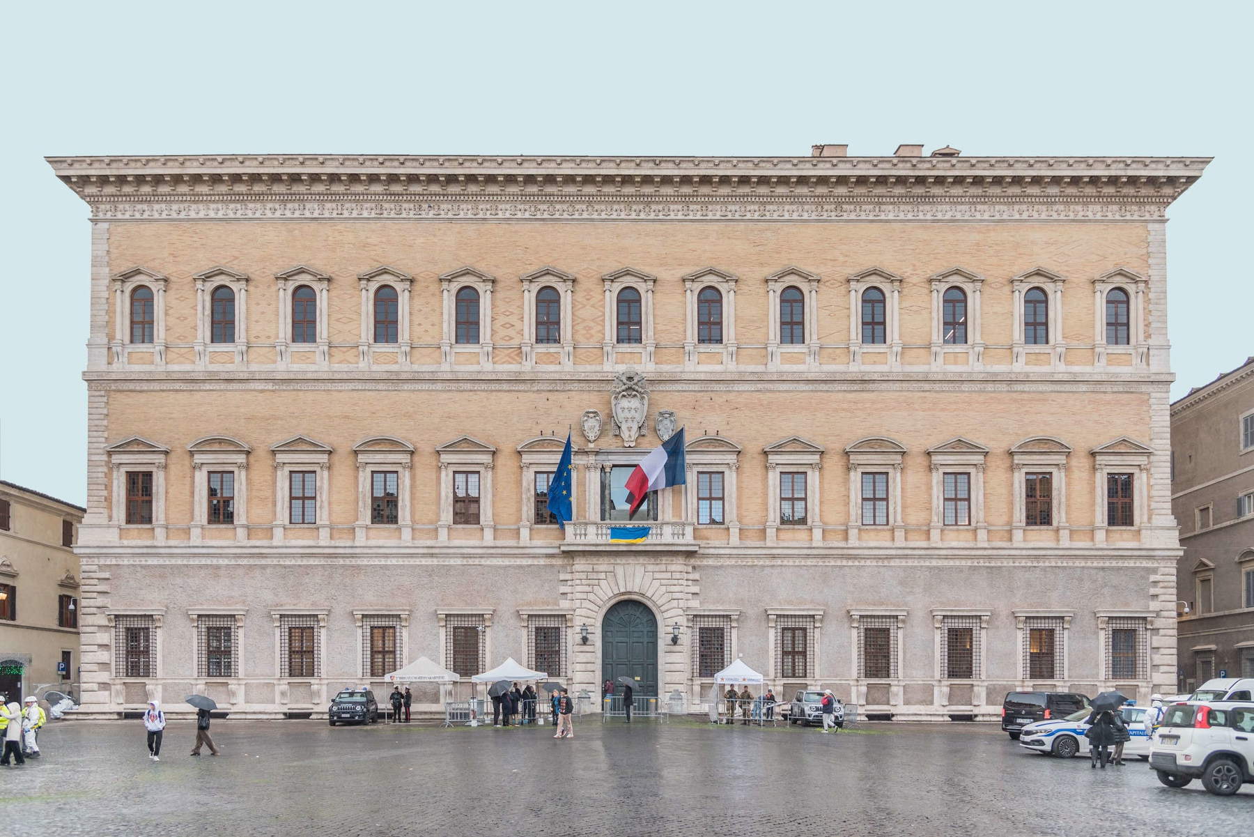 Rome, main facade of Palazzo Farnese shines again: restoration finished