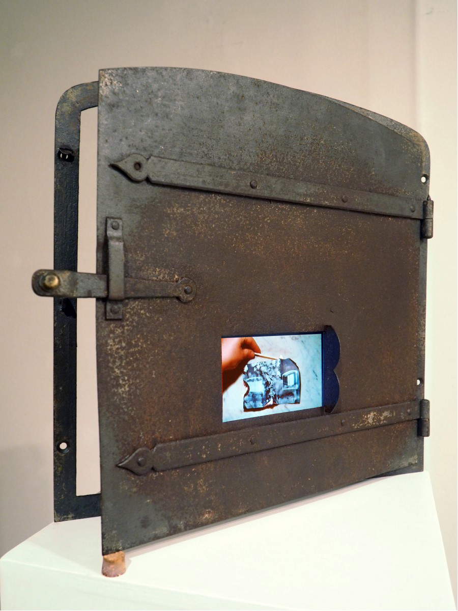 Federica Gonnelli, Quella cosa che non c'è (feu ou cendre) (2017 ; installation vidéo, assemblage d'un artefact en fer, d'un moniteur et de bois, élément en fer 44,5 x 43,5 x 43,5 cm, base en bois 120 x 60 x 60 cm). Federica Gonnelli, Quella cosa che non c'è (feu ou cendre) (2017 ; installation vidéo, assemblage d'un artefact en fer, d'un moniteur et de bois, élément en fer 44,5 x 43,5 x 43,5 cm, base en bois 120 x 60 x 60 cm).