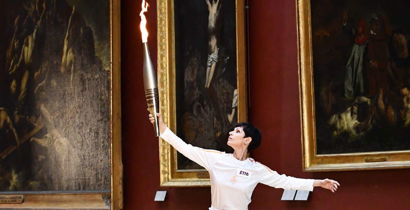 Paris 2024, the Olympic flame goes through the Louvre