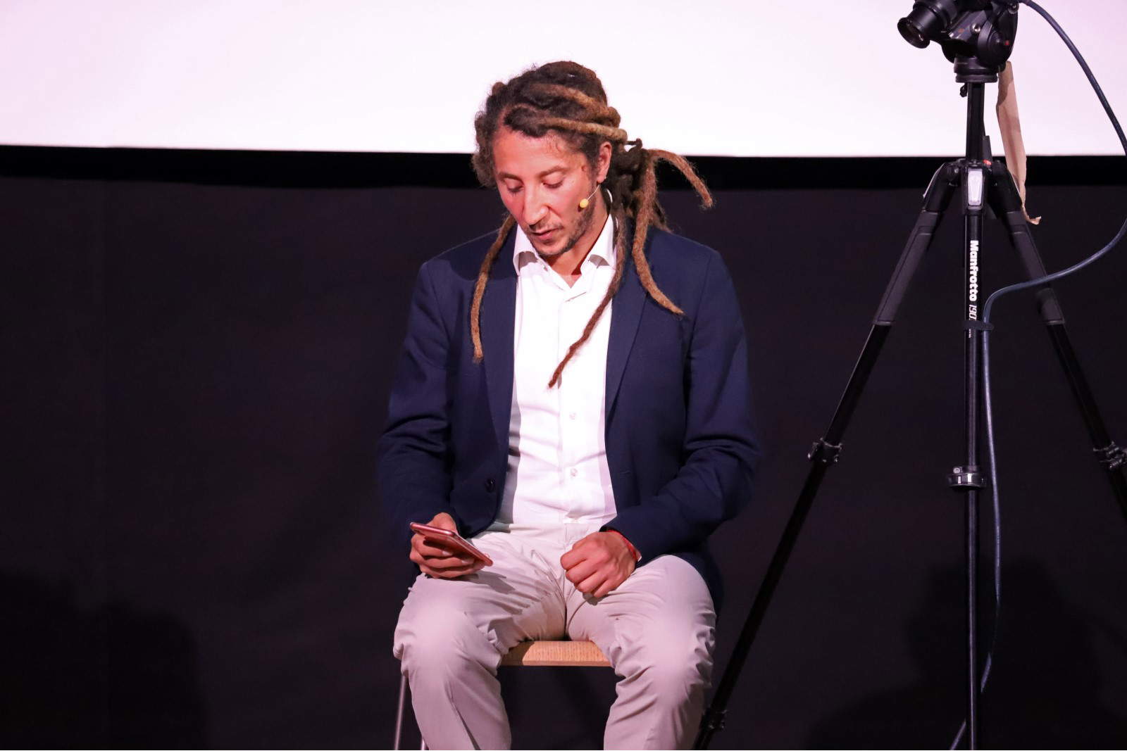 Filippo Riniolo, Selections (2021 ; performance, musée MAXXI, Rome, avec l'aimable autorisation de la galerie Nashira) Filippo Riniolo, Selections (2021 ; performance, musée MAXXI, Rome, avec l'aimable autorisation de la galerie Nashira)