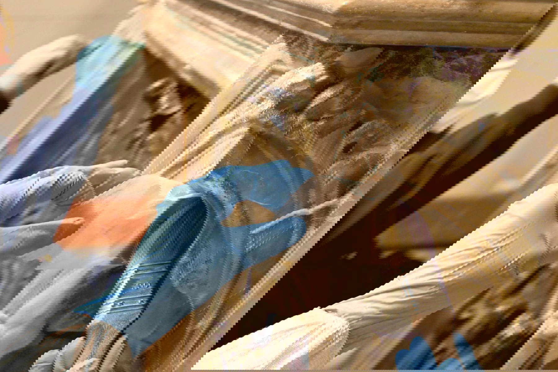 La fase di pulitura con solventi della parte marmorea