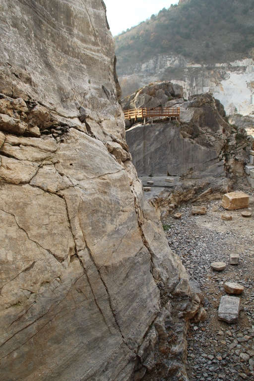 Vue du mur avec des traces d'excavation de l'époque romaine. Photo Stefano Genovesi. Image accordée par le Ministère de la Culture - Surintendance ABAP pour les provinces de Lucques et Massa Carrara. Vue du mur avec des traces d'excavation de l'époque romaine. Photo Stefano Genovesi. Image accordée par le Ministère de la Culture - Surintendance ABAP pour les provinces de Lucques et Massa Carrara.