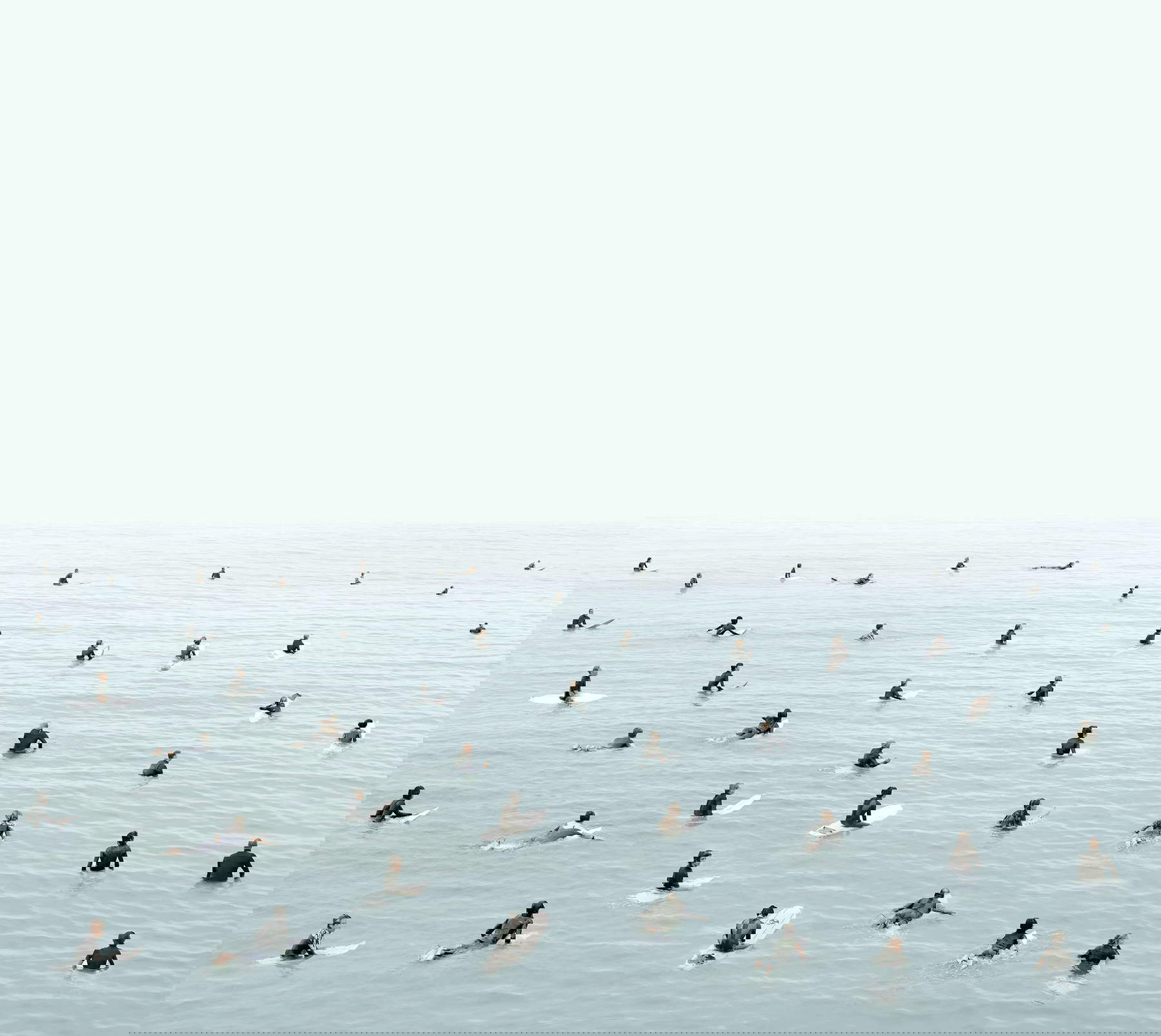 Francesco Jodice, Los surfistas, díptico, California (2023; díptico de 103 x 115 cm cada uno). Cortesía del artista