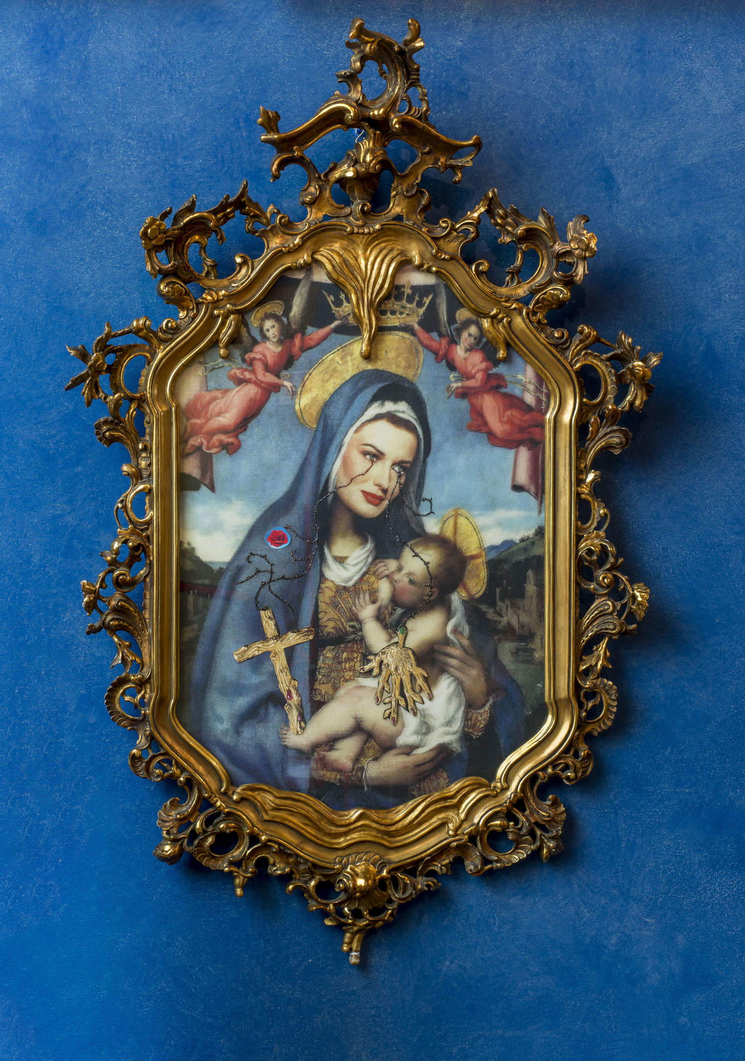 Francesco Vezzoli, Portrait of Paulina Porizkova as a Renaissance Madonna with Holy Child crying Salvador Dalì's jewels (After Lorenzo Lotto)  (2011; Stampa inkjet su tela, ricamo metallico e in cotone, stoffa, bigiotteria, acquarello, cornice d’artista, 115 x 80 cm). Su concessione dell'artista e di APALAZZOGALLERY Francesco Vezzoli, Portrait of Paulina Porizkova as a Renaissance Madonna with Holy Child crying Salvador Dalì's jewels (After Lorenzo Lotto)  (2011; Stampa inkjet su tela, ricamo metallico e in cotone, stoffa, bigiotteria, acquarello, cornice d’artista, 115 x 80 cm). Su concessione dell'artista e di APALAZZOGALLERY