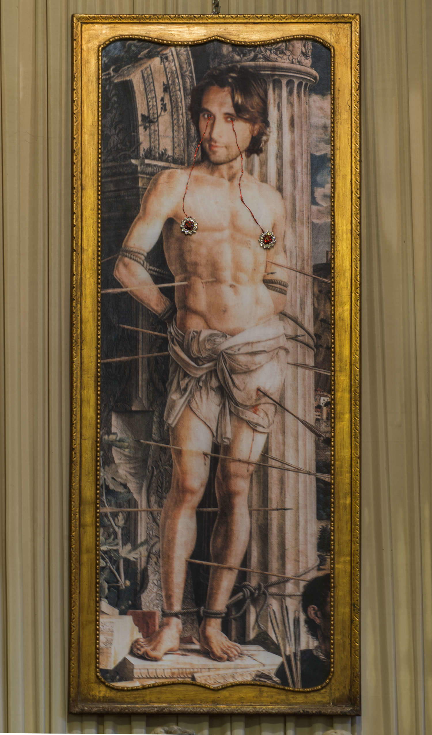 Francesco Vezzoli, Selfie Sebastian (Self-portrait as Saint Sebastian by Andrea Mantegna) (2009-2014; Stampa su tela, ricamo metallico, bigiotteria, 169 x 70 cm). Su concessione dell'artista e di APALAZZOGALLERY Francesco Vezzoli, Selfie Sebastian (Self-portrait as Saint Sebastian by Andrea Mantegna) (2009-2014; Stampa su tela, ricamo metallico, bigiotteria, 169 x 70 cm). Su concessione dell'artista e di APALAZZOGALLERY
