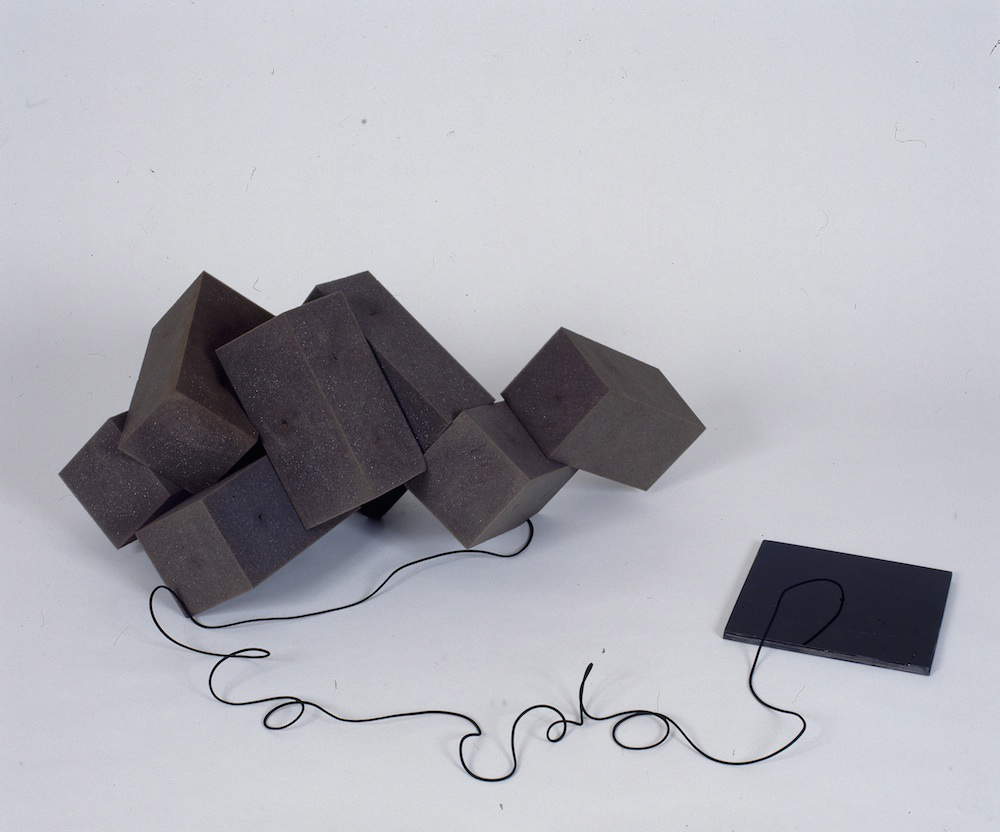 Gabriele De Vecchi, Kicking Sculpture (1959; espuma de poliuretano, hilo elástico; Gallarate, MA*GA) Gabriele De Vecchi, Kicking Sculpture (1959; espuma de poliuretano, hilo elástico; Gallarate, MA*GA)