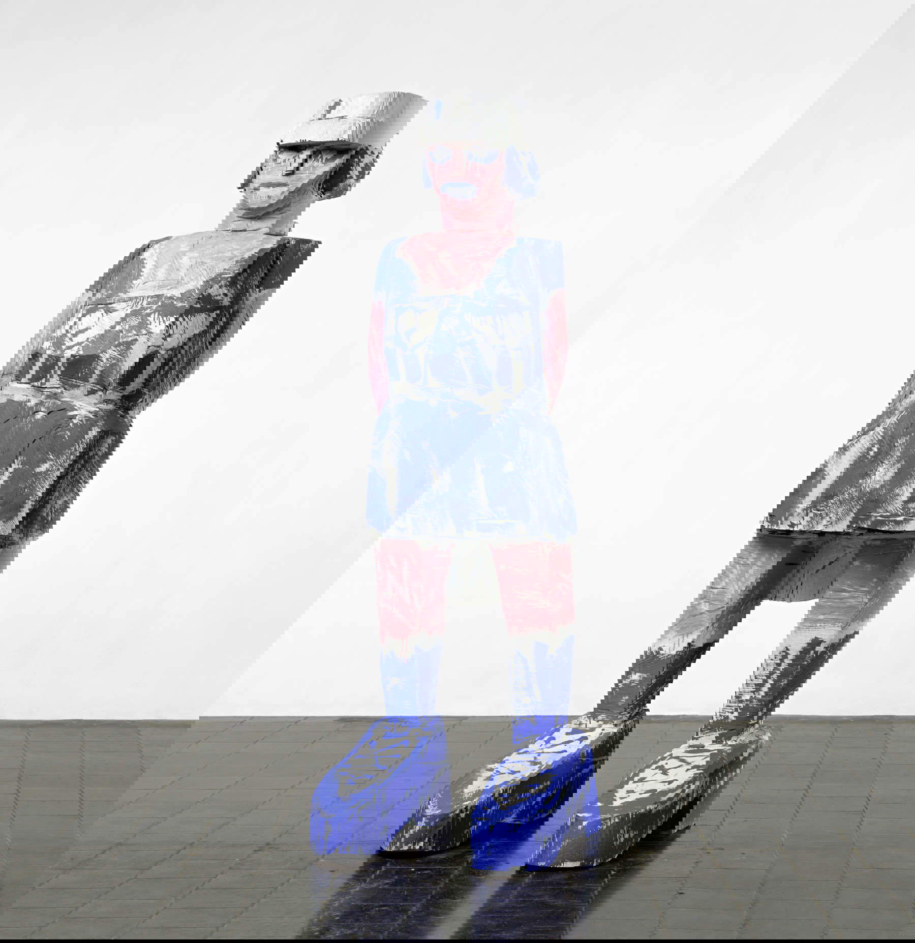 Georg Baselitz, Femme Via Venezia (2004 - 2006 ; bronze patiné et couleurs à l'huile, 263,5 x 86,5 x 93,5 cm) Georg Baselitz, Femme Via Venezia (2004 - 2006 ; bronze patiné et couleurs à l'huile, 263,5 x 86,5 x 93,5 cm)