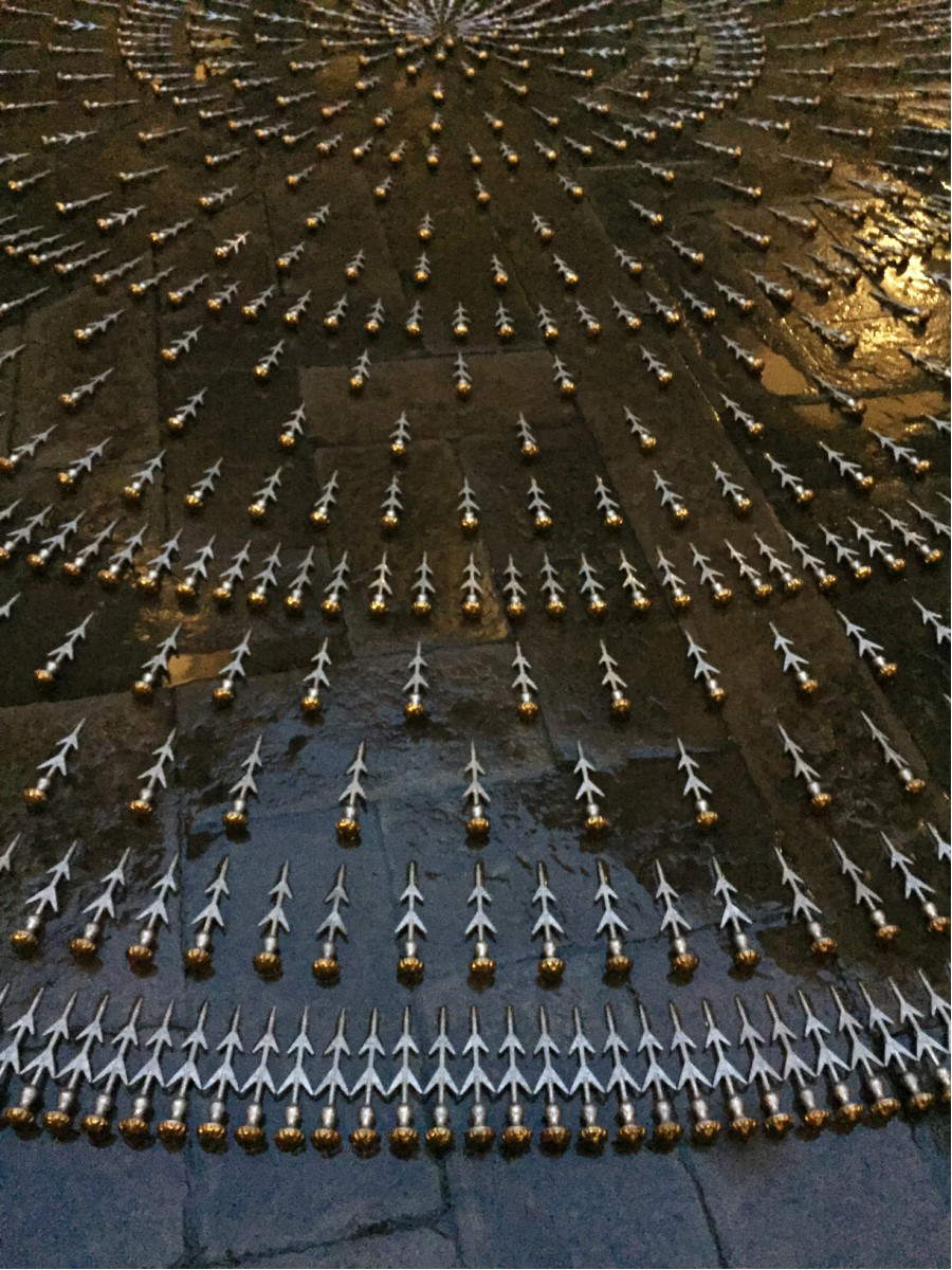 Gianni Moretti, Anna - Monument à l'attention (promesse) (2018 - en cours ; installation temporaire). Vue de l'installation du festival MeMi, cour d'honneur du Palazzo Marino, Milan. Avec l'autorisation de l'artiste et du ministère de la Culture. Gianni Moretti, Anna - Monument à l'attention (promesse) (2018 - en cours ; installation temporaire). Vue de l'installation du festival MeMi, cour d'honneur du Palazzo Marino, Milan. Avec l'autorisation de l'artiste et du ministère de la Culture.