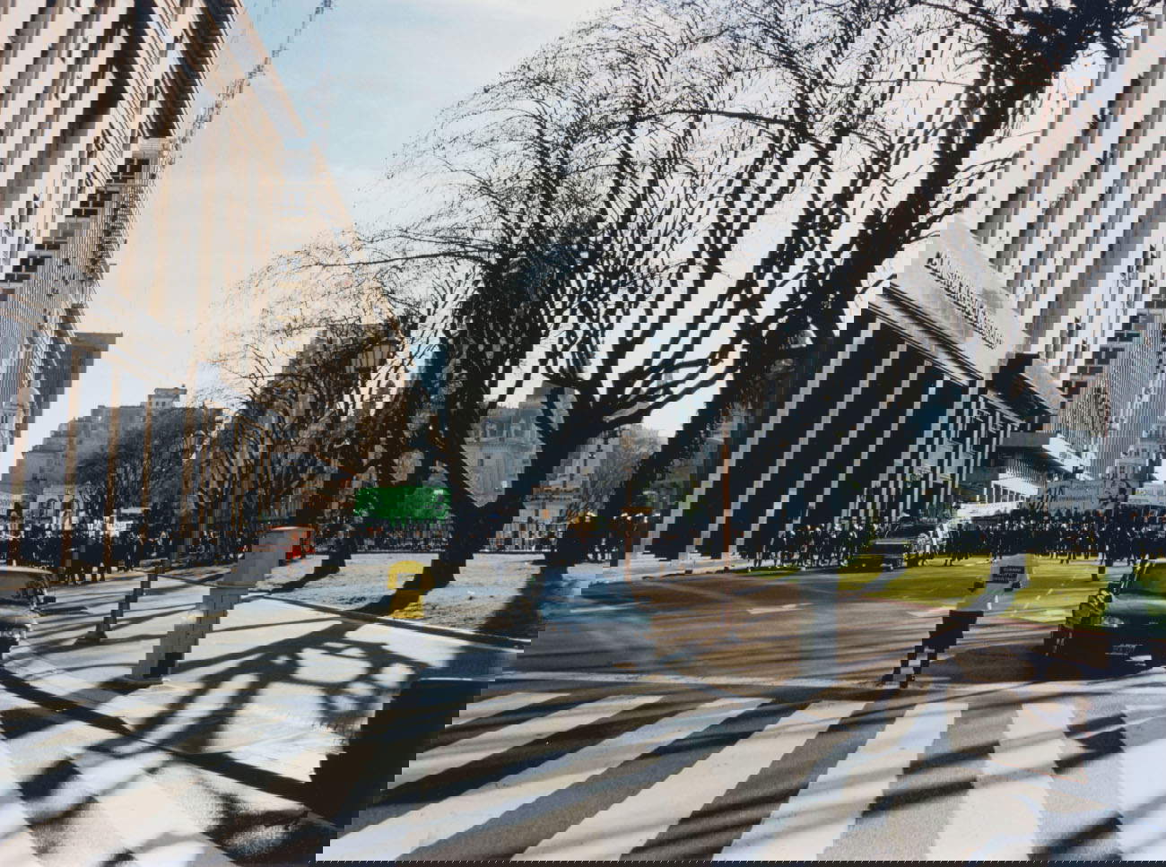 Gianni Motti, Gianni Motti Assistent (Buenos Aires, Plaza de Mayo, November 2002) &copy; der Künstler
