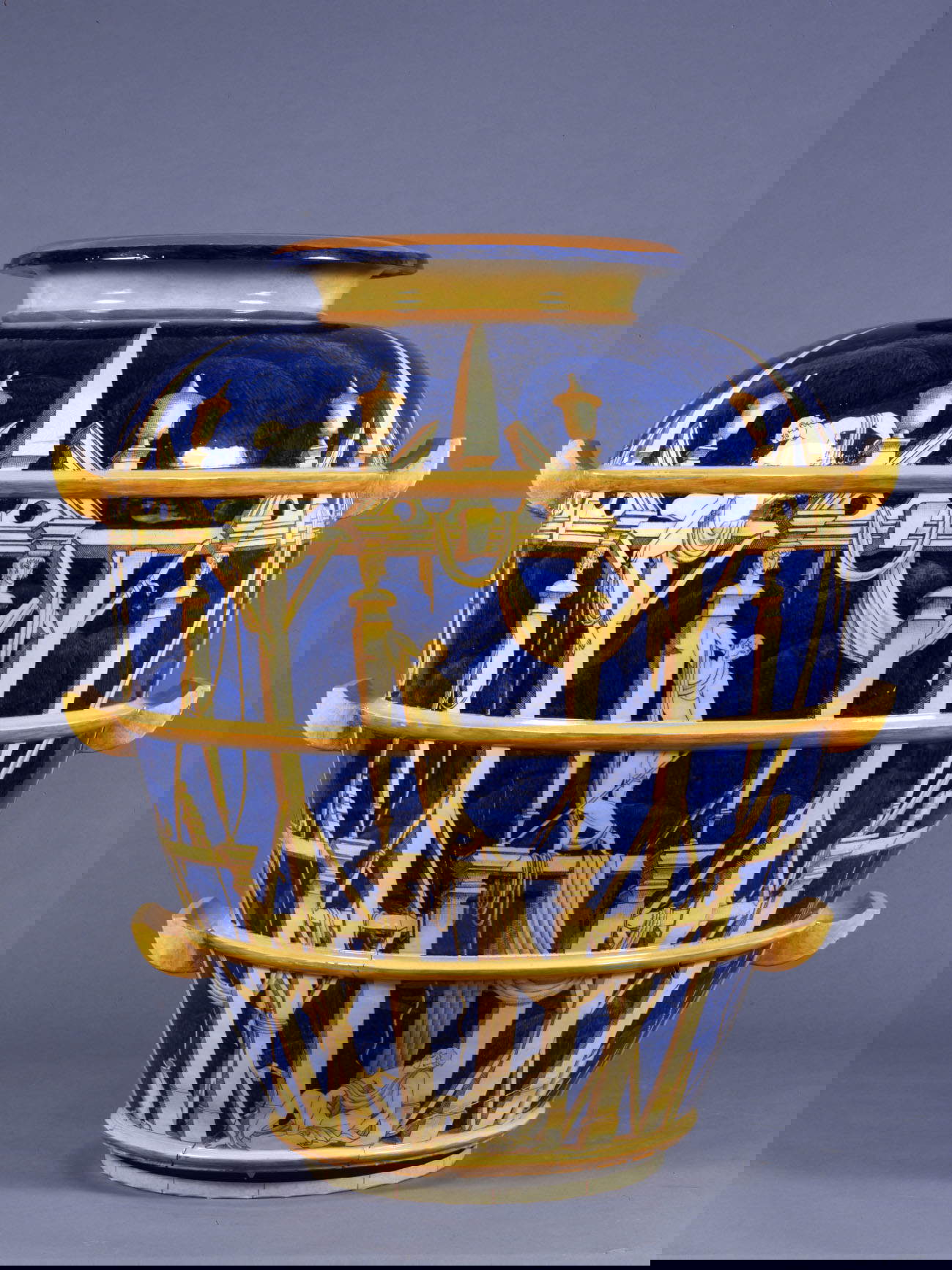 Gio Ponti, Vase ornemental - La maison des éphèbes (1924-1925 ; 78 cm ; Società Ceramica Richard-Ginori ; Sesto Fiorentino, Museo Ginori). Avec l'aimable autorisation du Museo Ginori