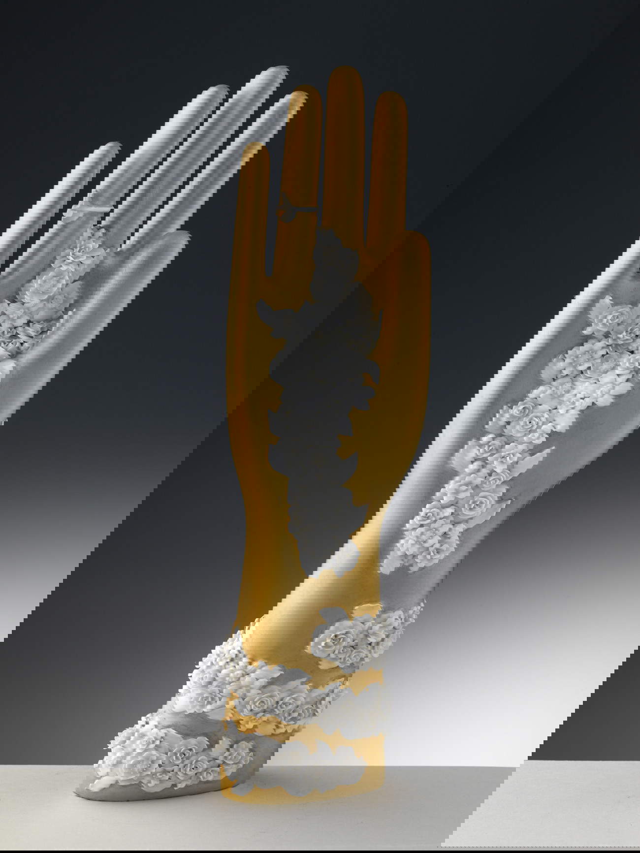 Gio Ponti, Main fleurie (1935 ; 33,6 cm, Società Ceramica Richard-Ginori ; Sesto Fiorentino, Museo Ginori). Avec l'aimable autorisation du Museo Ginori