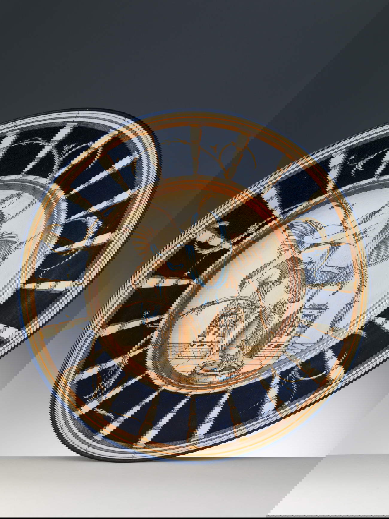 Gio Ponti, Assiette Mes Femmes : Agate sur Fleur et Architecture (1925 ; diamètre 49 cm ; Società Ceramica Richard-Ginori ; Sesto Fiorentino, Museo Ginori). Avec l'aimable autorisation du Museo Ginori