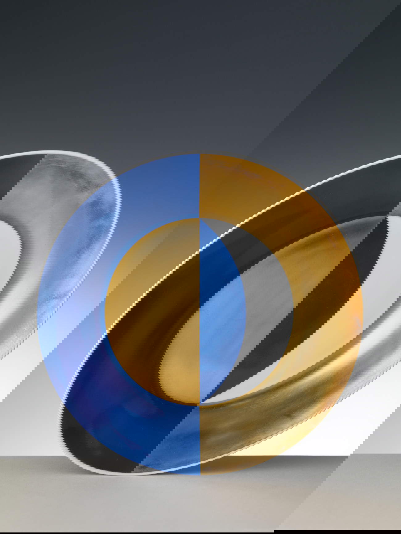 Gio Ponti, Plat Villa Planchard (1957 ; diamètre 26,1 cm ; Società Ceramica Richard-Ginori, Collezione Marco Arosio). Avec l'aimable autorisation de la collection Marco Arosio