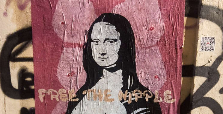 La Mona Lisa con las tetas al aire: la obra de arte callejero de Laika para el Día del Pezón Libre