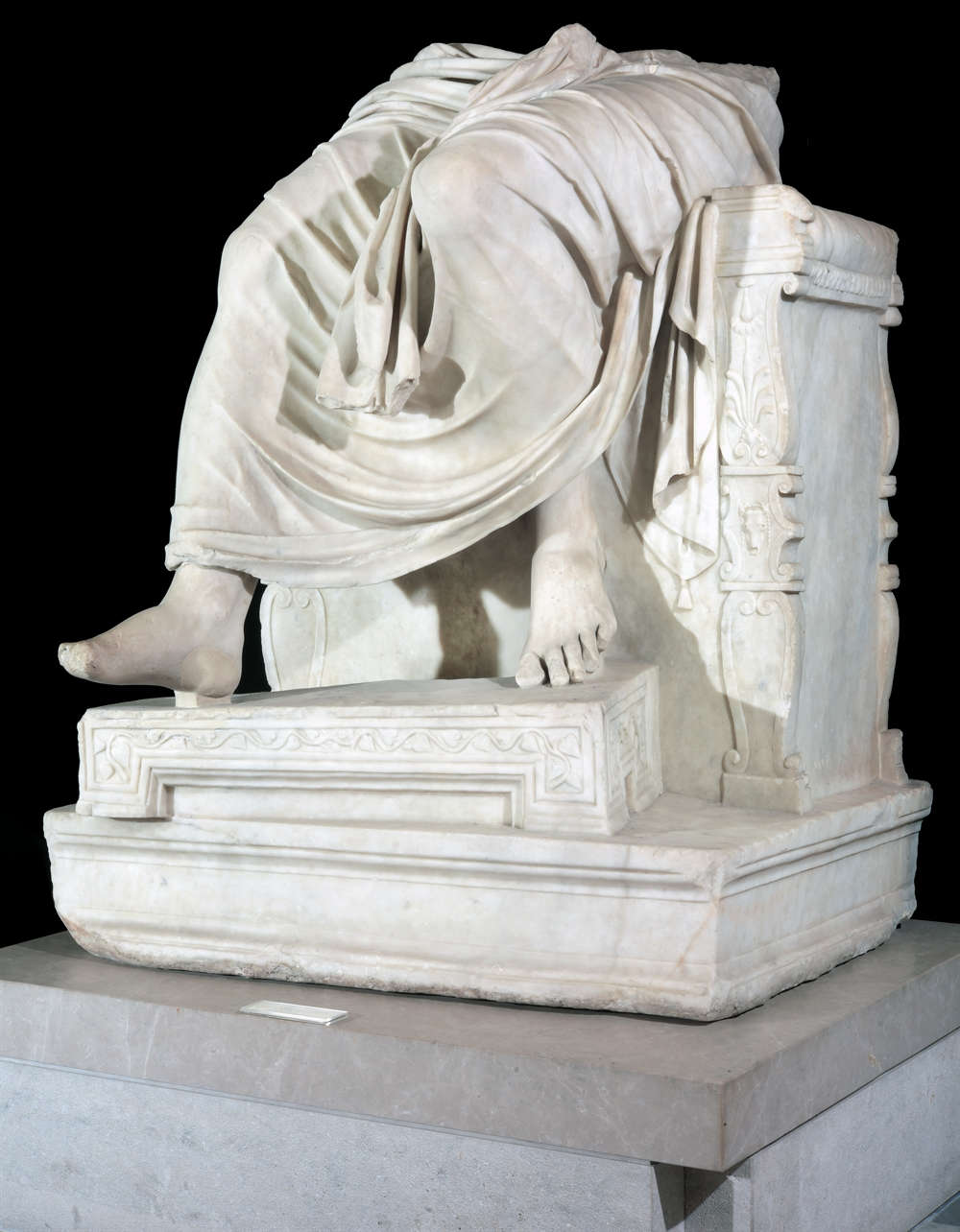 Art romain, Jupiter trônant (1er-2e siècle après J.-C. ; marbre, hauteur 146 cm ; Naples, Musée archéologique national) Art romain, Jupiter trônant (1er-2e siècle après J.-C. ; marbre, hauteur 146 cm ; Naples, Musée archéologique national)