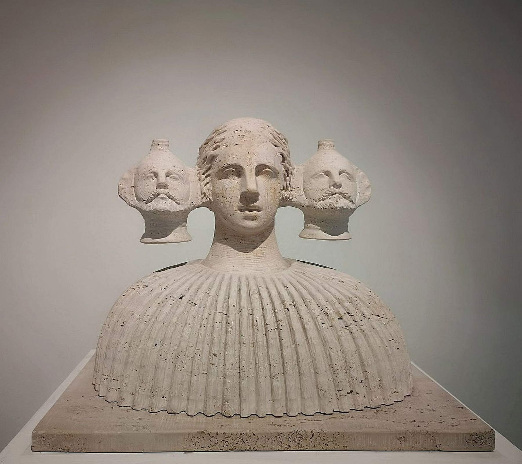Jerome Ciulla, Tanto per sognare (2003; travertino) Jerome Ciulla, Tanto per sognare (2003; travertino)