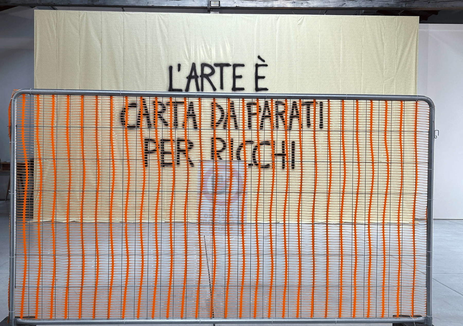 L'arte è carta da parati per ricchi: a Prato la provocazione di Giulio Alvigini