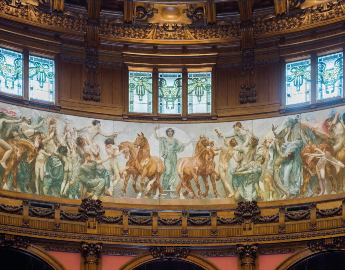 Vista de la sección central de la parte semicircular del friso