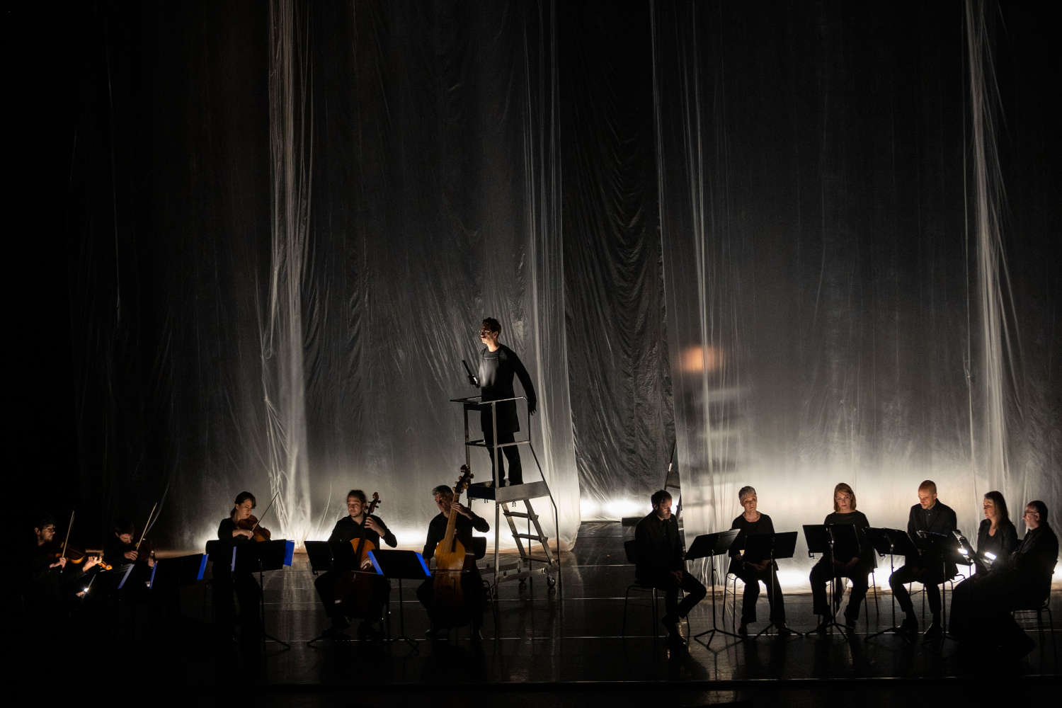 Giuseppe Di Liberto, Scattering Death (performance au Teatros del Canal, Madrid, 2022). Photo : Pablo Lorente. Avec l'aimable autorisation de l'artiste