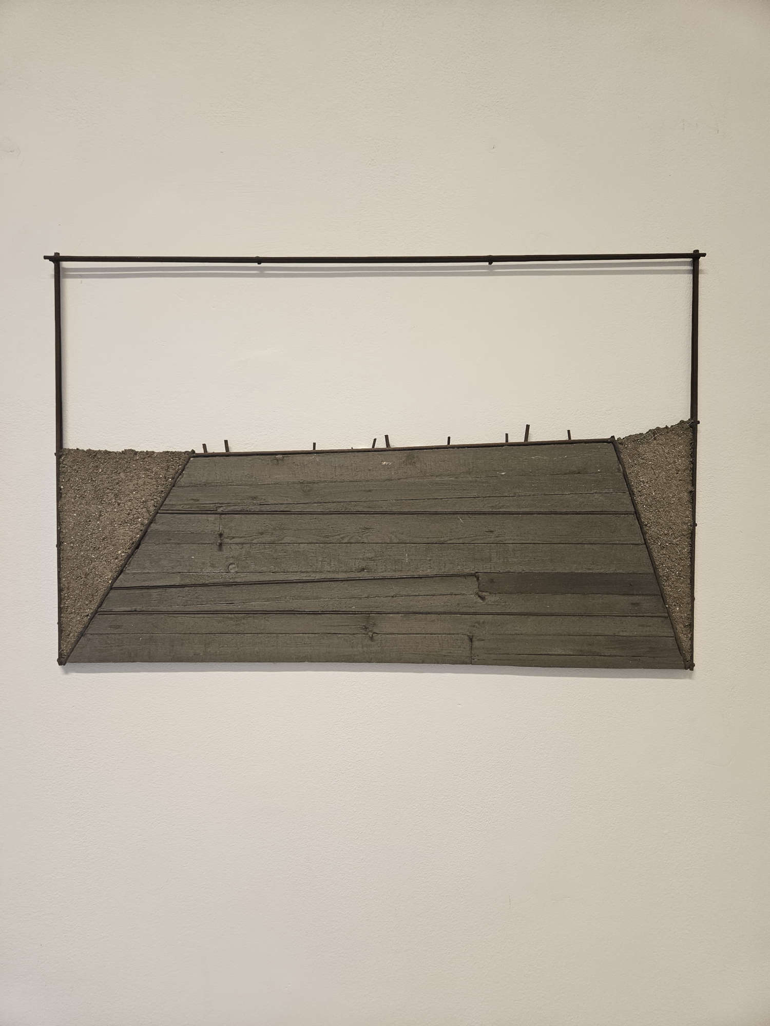 Giuseppe Uncini, Collines artificielles n° 5 (1972 ; ciment de fer et terre, 45 x 70 cm) Giuseppe Uncini, Collines artificielles n° 5 (1972 ; ciment de fer et terre, 45 x 70 cm)