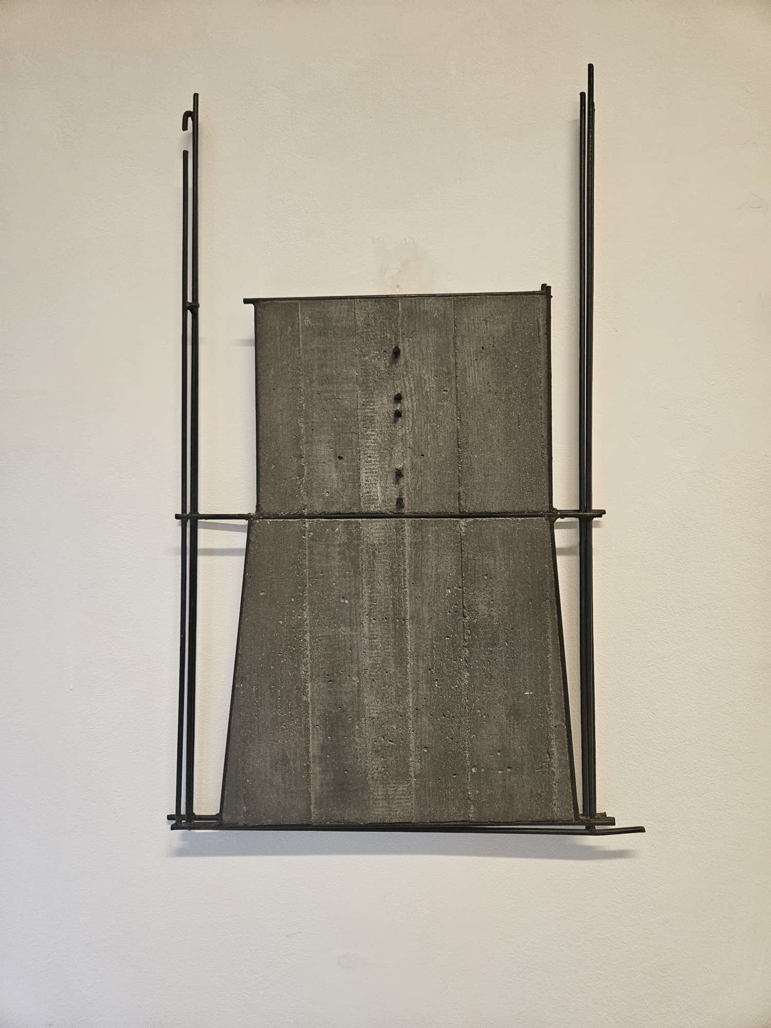 Giuseppe Uncini, Spaziocemento No. 19 (1995 ; béton et fer, 8880 x 50 cm) Giuseppe Uncini, Spaziocemento No. 19 (1995 ; béton et fer, 8880 x 50 cm)