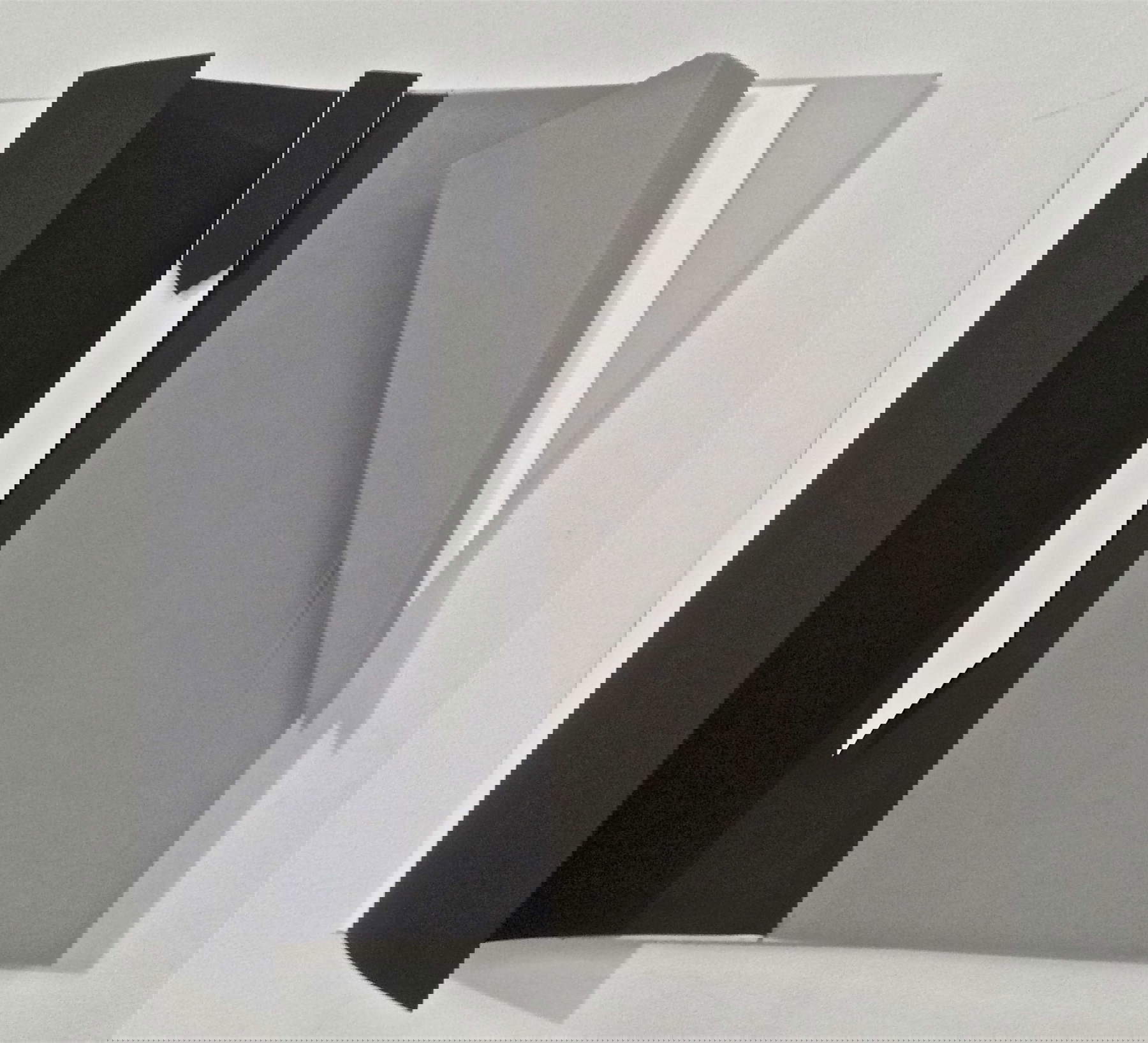 Grazia Varisco, Cartonlibro Volume BNG (1976; páginas de cartón blanco, negro y gris con marcapáginas, 71,5 x7 5 cm; Archivo Varisco). Foto: Thomas Libis Grazia Varisco, Cartonlibro Volume BNG (1976; páginas de cartón blanco, negro y gris con marcapáginas, 71,5 x7 5 cm; Archivo Varisco). Foto: Thomas Libis
