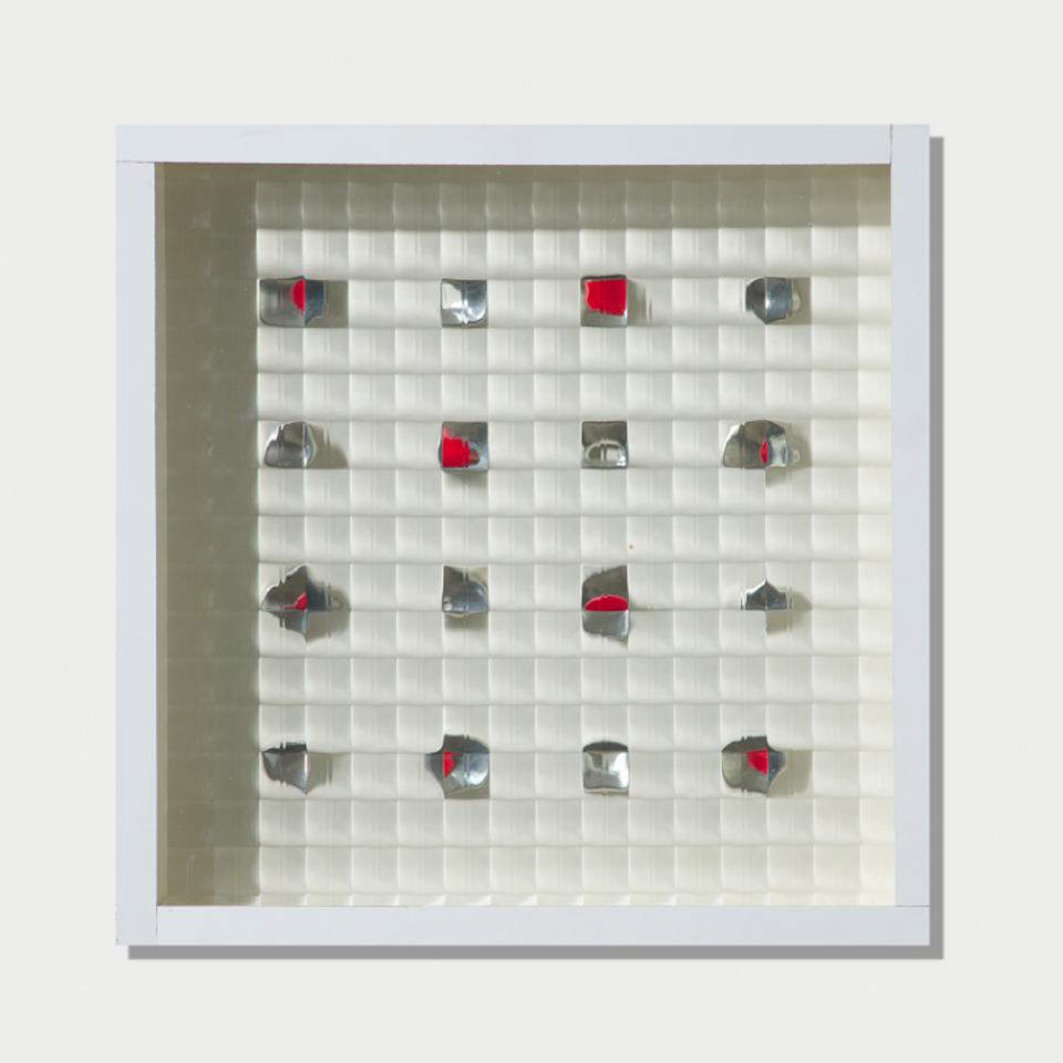 Grazia Varisco, Mercuriale bajo B + rojo (1970; madera, vidrio industrial, elementos de acero, 32 x 32 cm) Grazia Varisco, Mercuriale bajo B + rojo (1970; madera, vidrio industrial, elementos de acero, 32 x 32 cm)