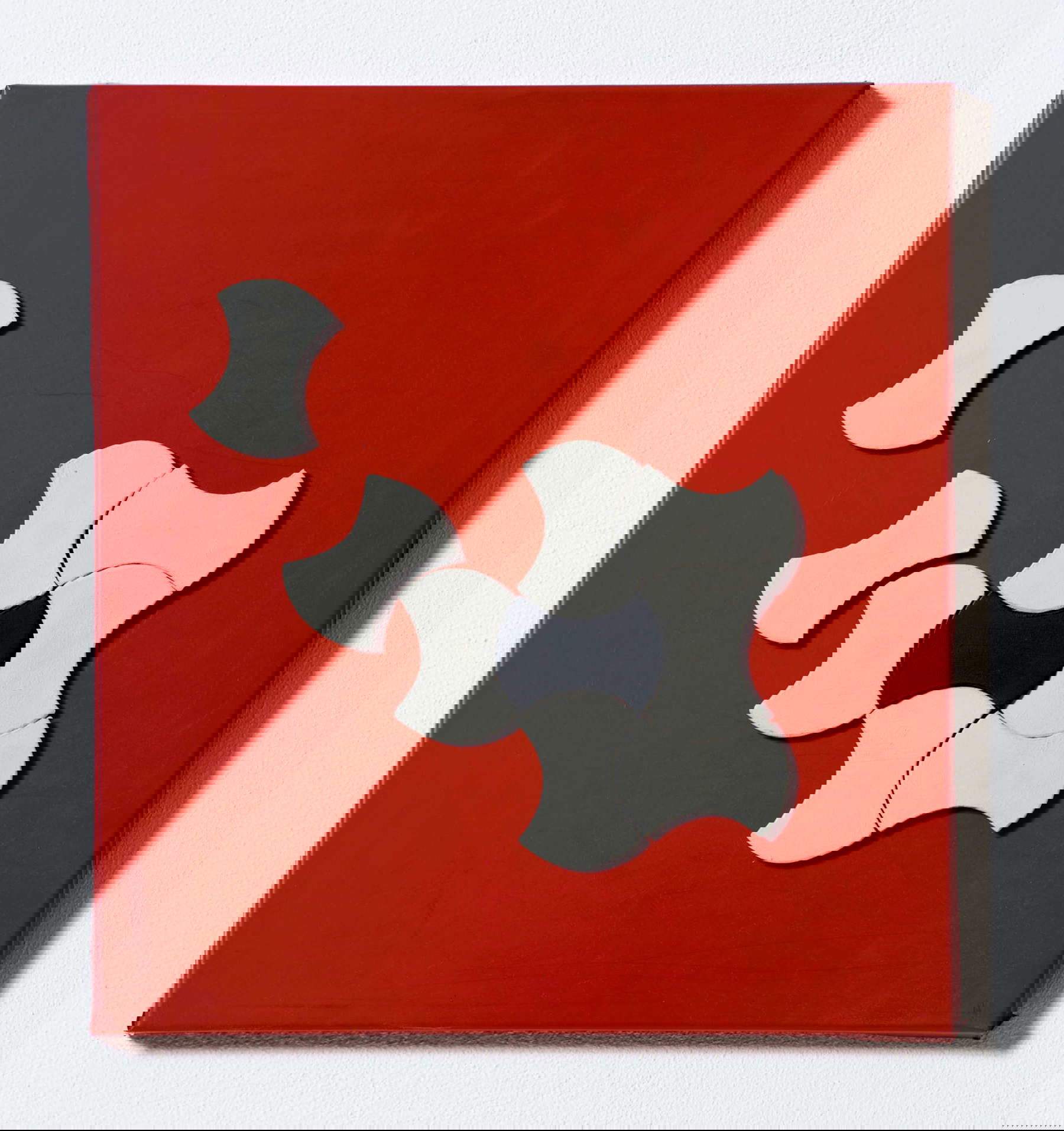 Grazia Varisco, Tablero magnético elementos lineales (1960; tablero de hierro dc-fix elementos lineales rojos con imán, 42 x 37,5 cm; Archivo Varisco). Foto: Thomas Libis Grazia Varisco, Tablero magnético elementos lineales (1960; tablero de hierro dc-fix elementos lineales rojos con imán, 42 x 37,5 cm; Archivo Varisco). Foto: Thomas Libis