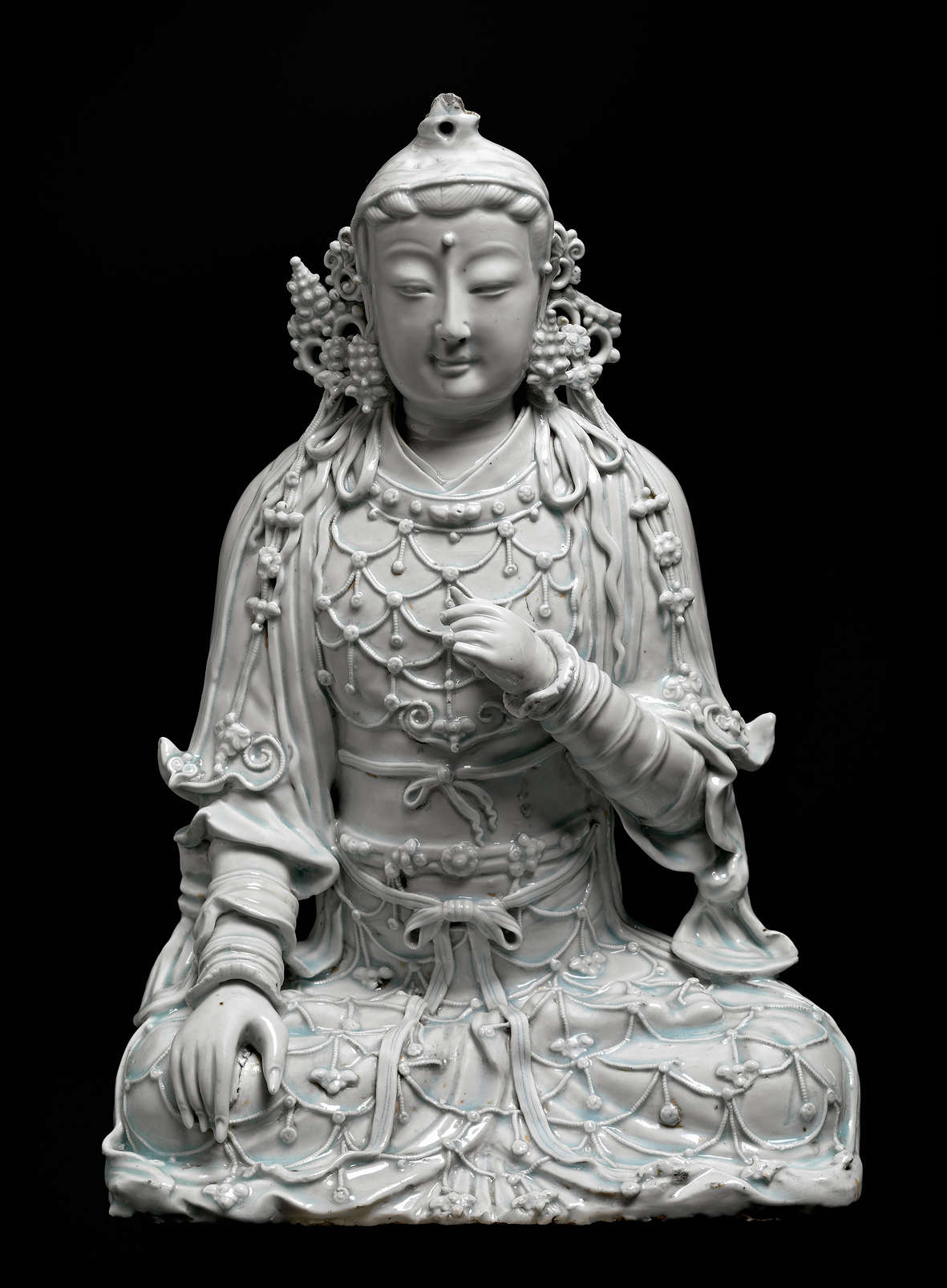 Guanyin, Bodhisattva de la miséricorde (fin de la dynastie Yuan, XIIIe siècle ; porcelaine, 46,5 x 31 x 21 cm ; Berlin, Staatliche Museen zu Berlin, Ethnologisches Museum, Inv. I D 9811). Photo : Claudia Obrocki