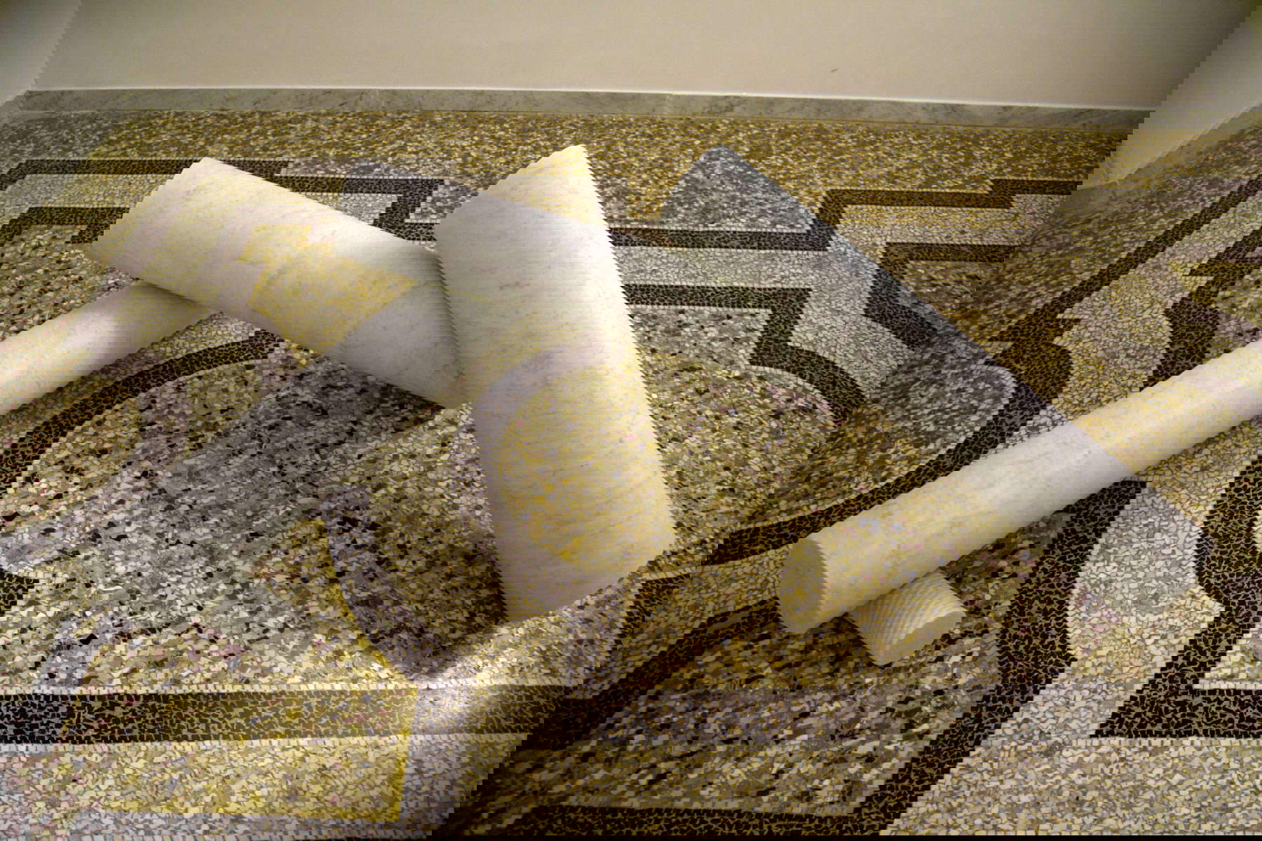 Hidetoshi Nagasawa, Ariane (2009 ; marbre, 50 x 200 x 100 cm)