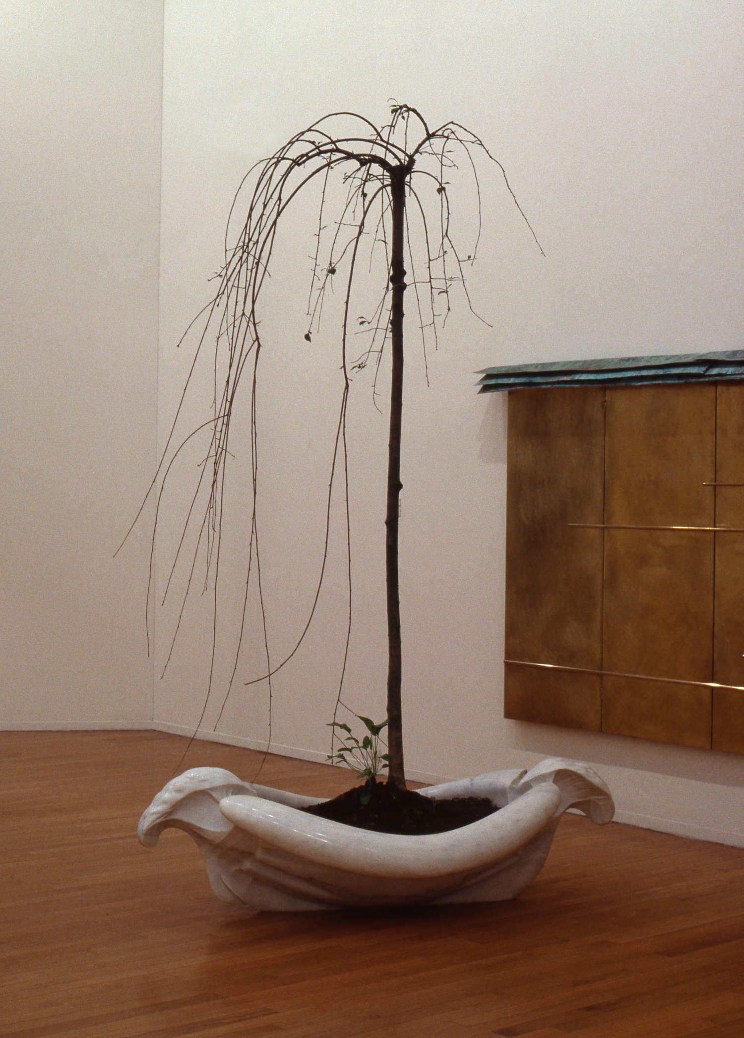 Hidetoshi Nagasawa, Bateau (1980-81 ; marbre, terre et arbre, 175 x 230 x 87,5 cm)