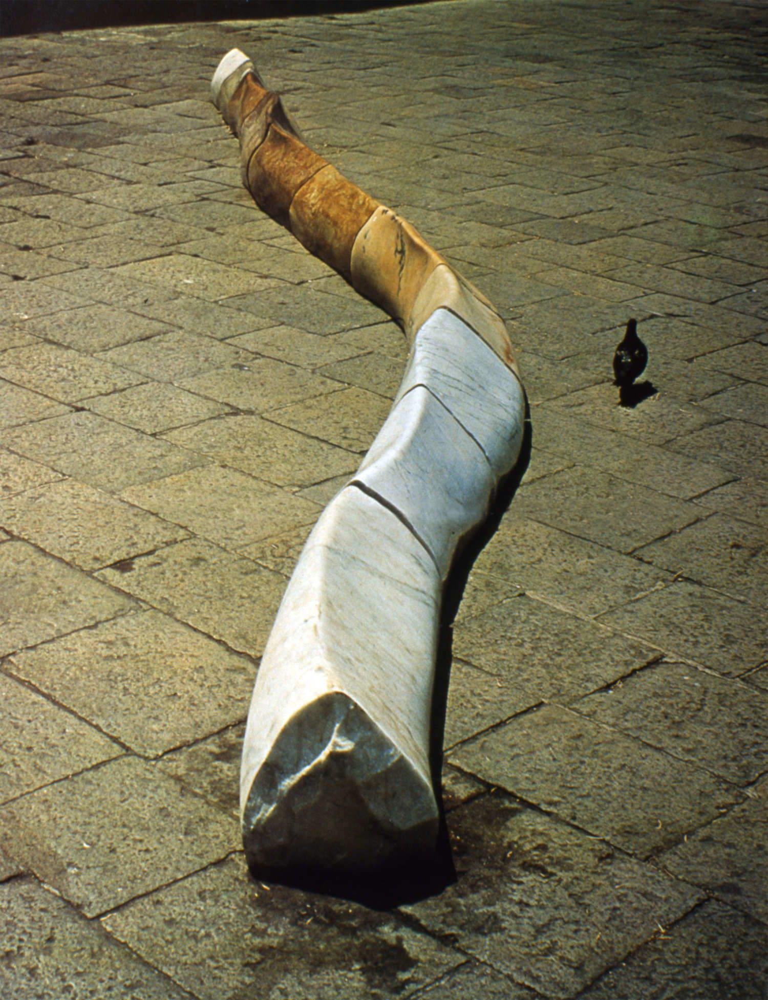 Hidetoshi Nagasawa, Colonne (1972 ; marbre, 30 x 700 x 30 cm)