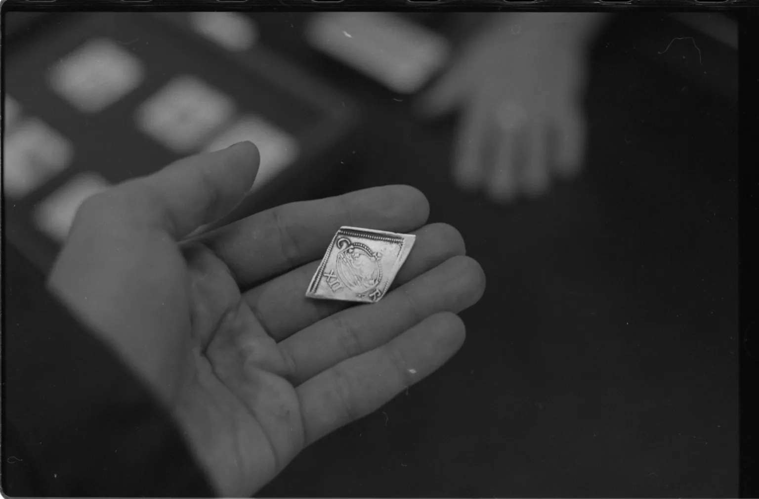 London, steals an ancient coin at the British Museum: it's performance art