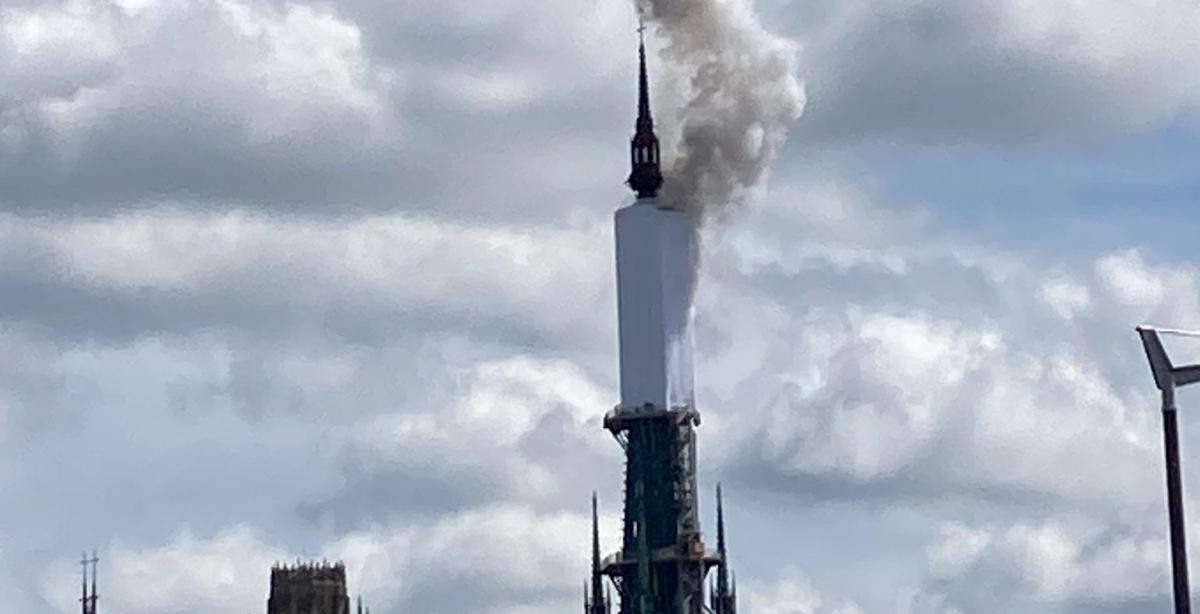 Der Turm der Kathedrale von Rouen, den Monet gemalt hat, brennt