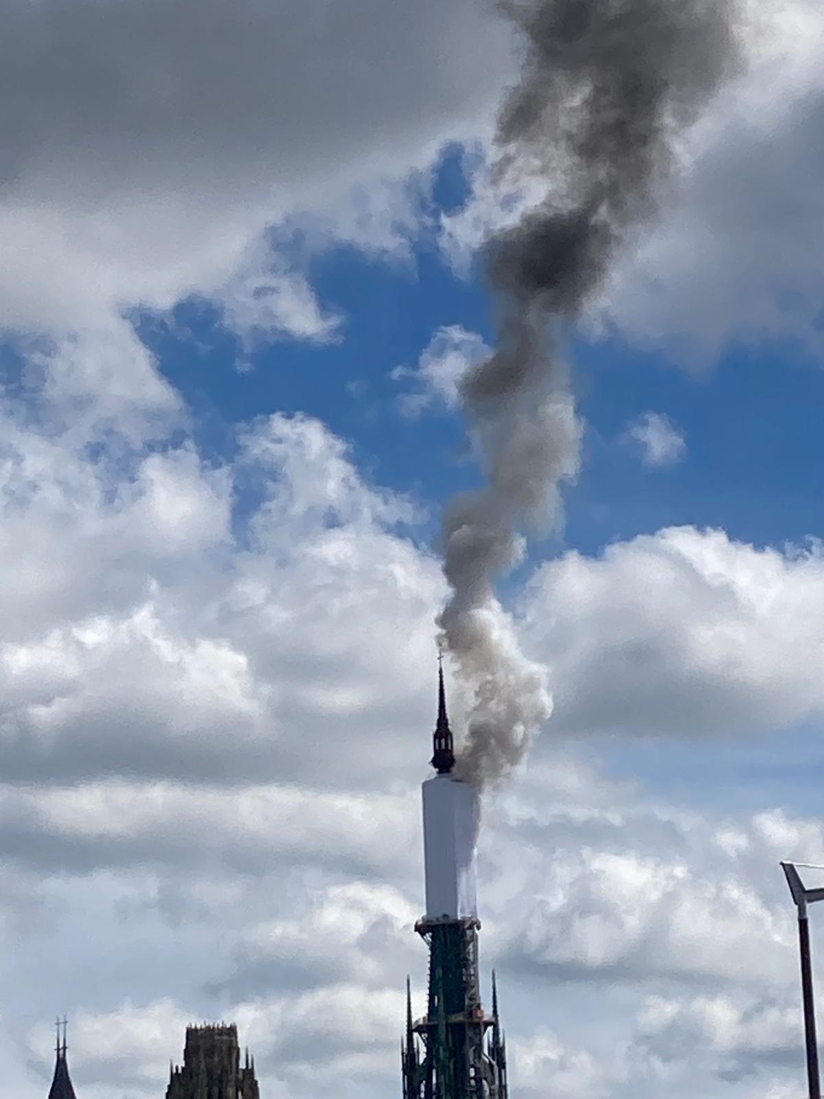 Verbrennung der Turmspitze der Kathedrale von Rouen. Foto: Nicolas Mayer-Rossignol Verbrennung der Turmspitze der Kathedrale von Rouen. Foto: Nicolas Mayer-Rossignol