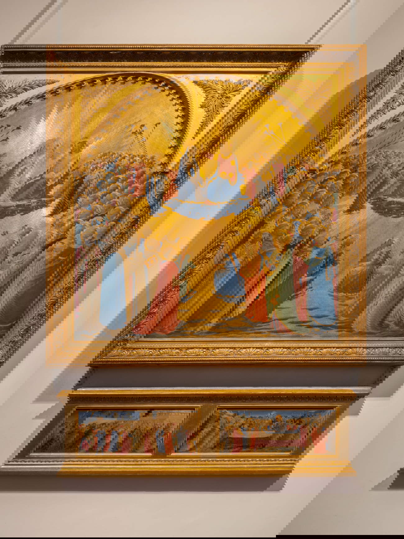 Beato Angelico, Couronnement de la Vierge (1435 ; tempera sur panneau, 112 x 114 cm, Florence, Galerie des Offices) ; prédelle : Beato Angelico, Mariage de la Vierge et Funérailles de la Vierge (1435 ; tempera sur panneau, 19 x 51 cm chacun ; Florence, Musée de Saint-Marc).