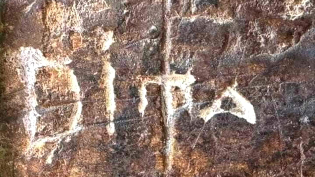 Tourist carves his own initials on the Colosseum. Reported and fined