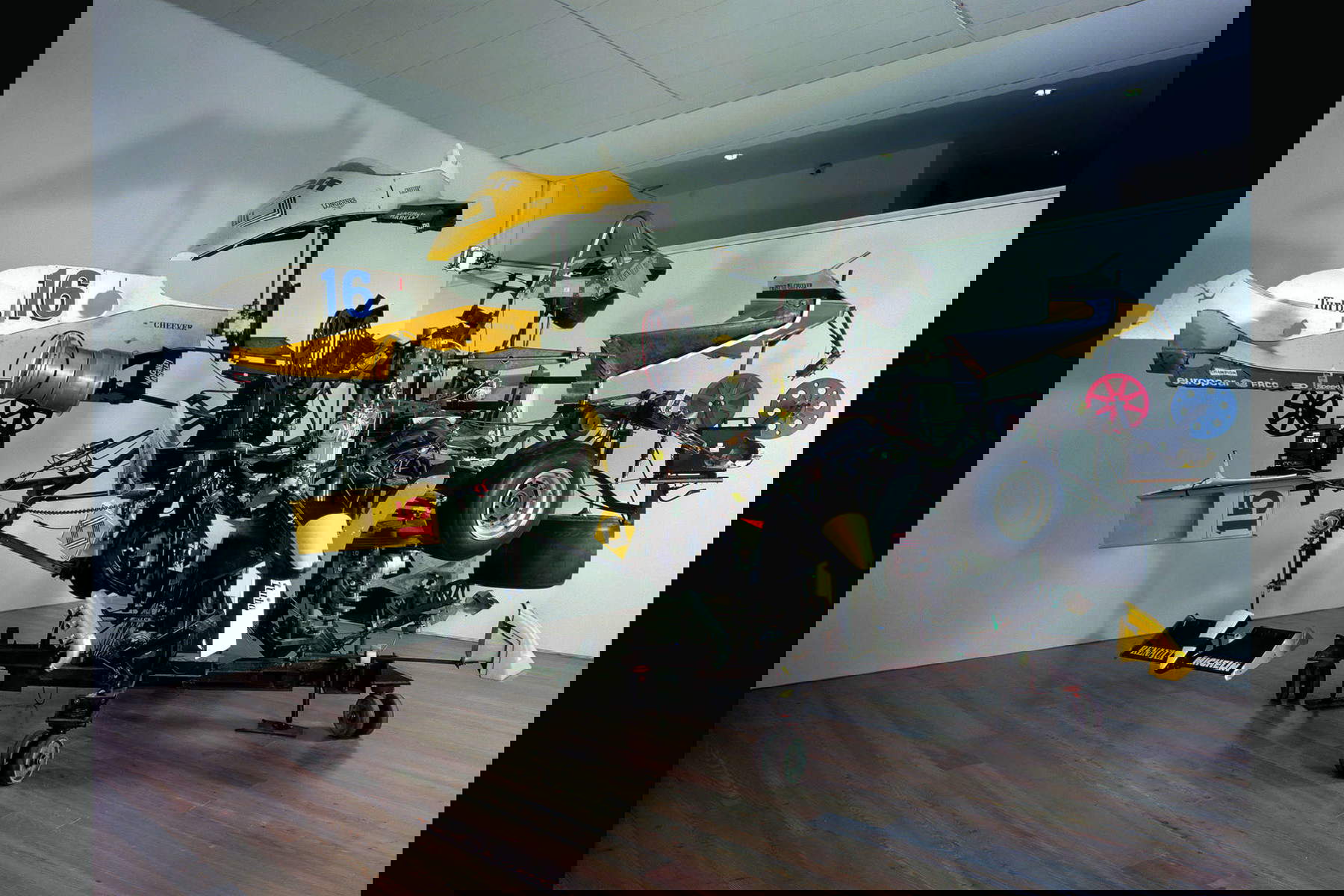 Jean Tinguely, Pit-Stop (1984; Formel-1-Autoteile, Eisenschrott, 4 x 16 mm Filmprojektionen, 360 x 600 x 600 cm; Basel, Museum Tinguely, Schenkung von Niki de Saint Phalle) © Museum Tinguely, Basel; Jean Tinguely by SIAE, 2023. Foto: Christian Baur Jean Tinguely, Pit-Stop (1984; Formel-1-Autoteile, Eisenschrott, 4 x 16 mm Filmprojektionen, 360 x 600 x 600 cm; Basel, Museum Tinguely, Schenkung von Niki de Saint Phalle) © Museum Tinguely, Basel; Jean Tinguely by SIAE, 2023. Foto: Christian Baur