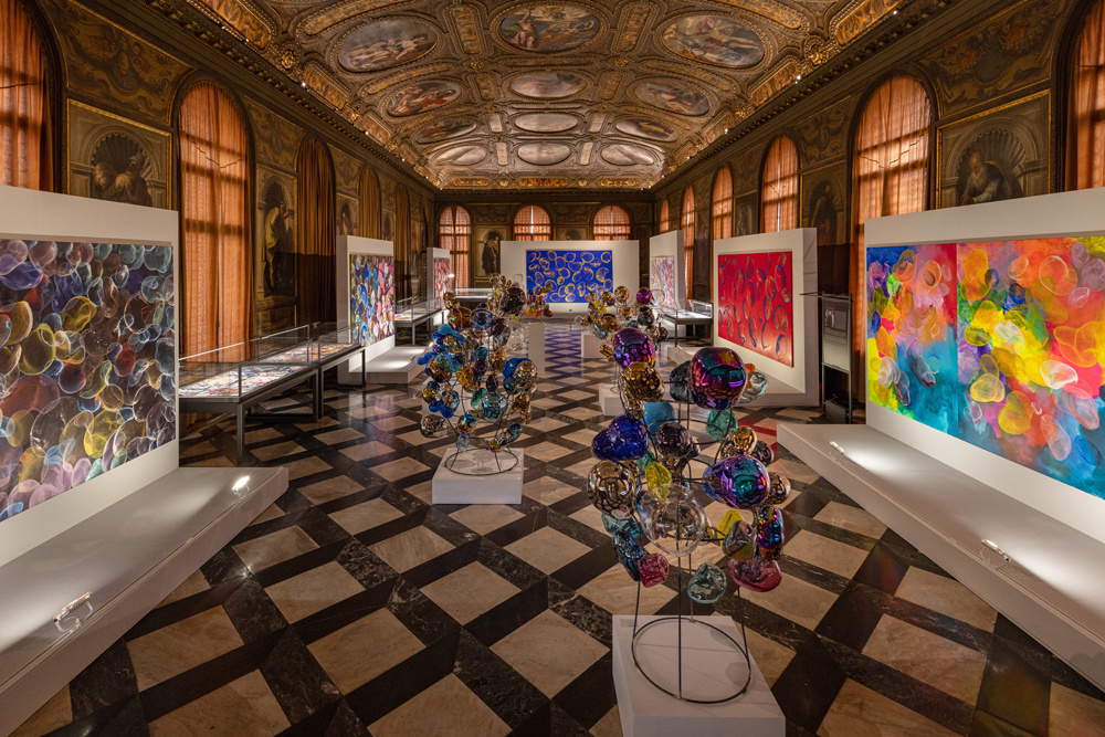 Die Seifenblasen von Dokoupil erobern die Biblioteca Marciana in Venedig