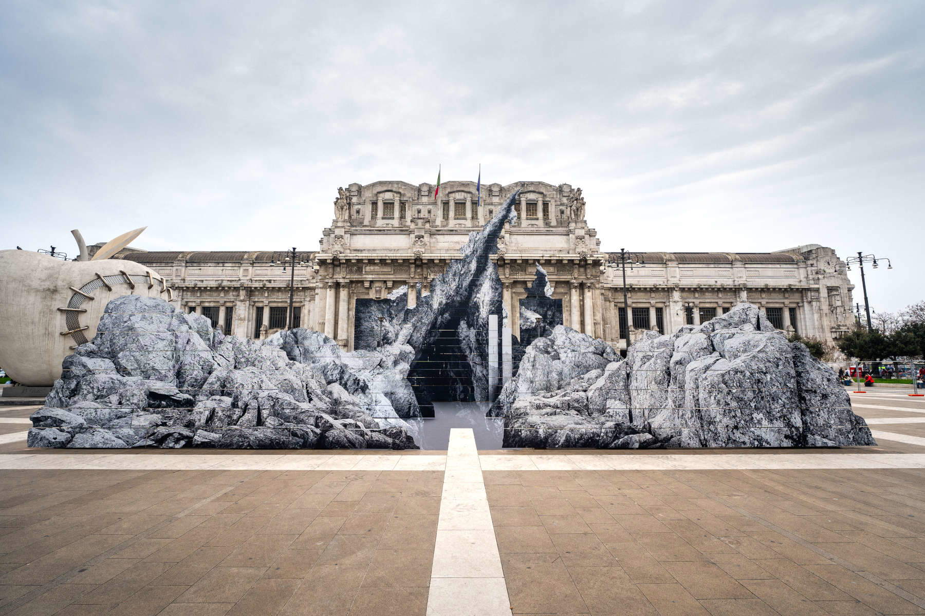 Milan, nouvelle intervention de JR avec une anamorphose monumentale à la Stazione Centrale