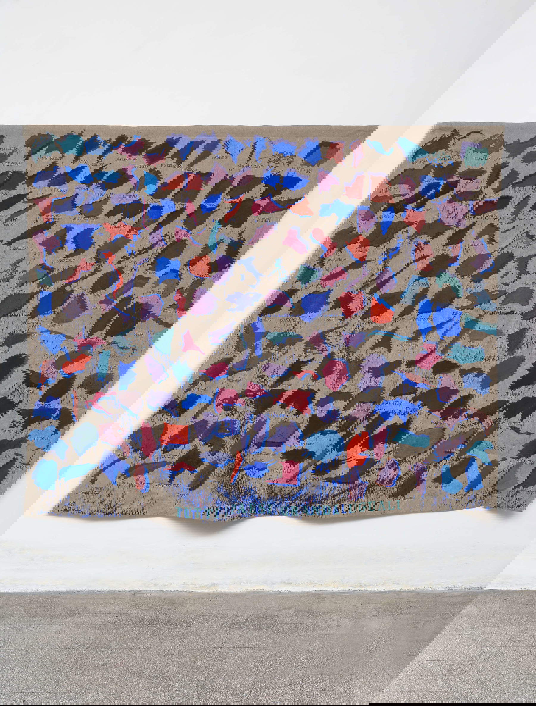 Julie Polidoro, Todos los países grandes iguales (2018; técnica mixta sobre lienzo de lino, 230 x 278 cm). Cortesía de la artista