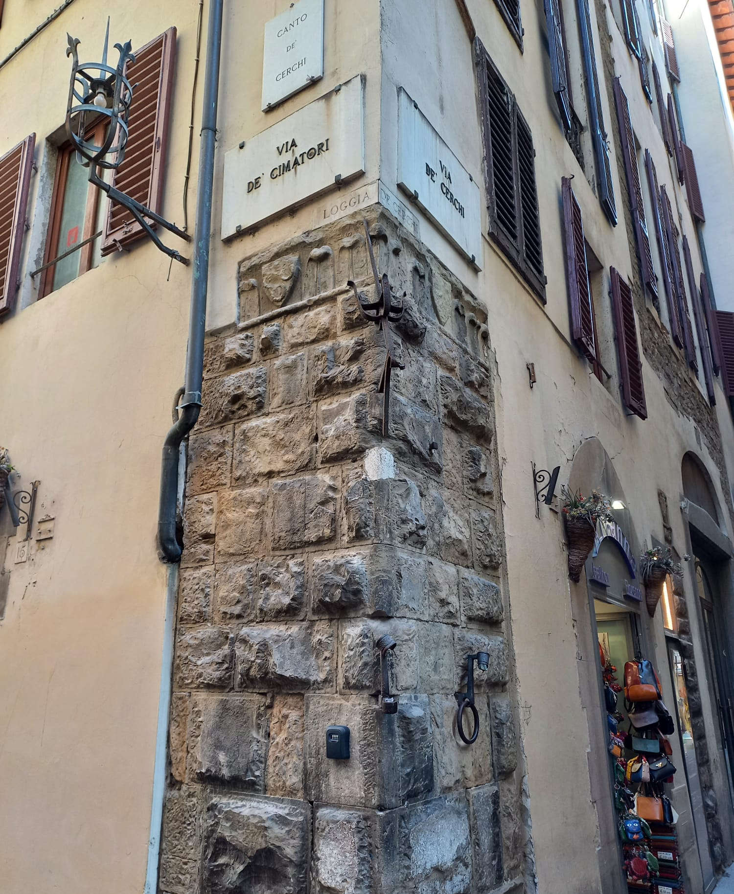 Der auf der Loggia dei Cerchi installierte Schlüsselkasten Der auf der Loggia dei Cerchi installierte Schlüsselkasten