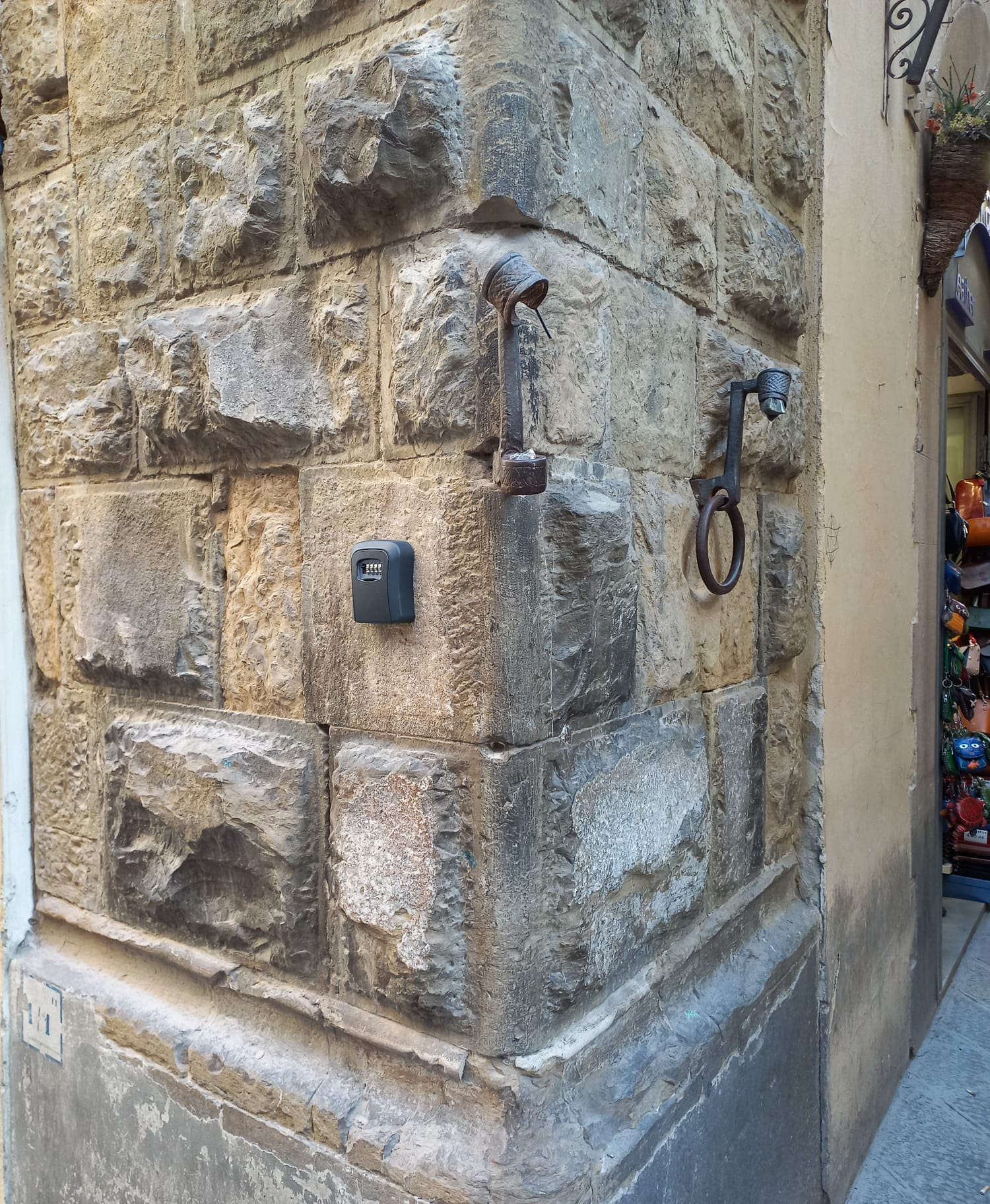 Der auf der Loggia dei Cerchi installierte Schlüsselkasten Der auf der Loggia dei Cerchi installierte Schlüsselkasten