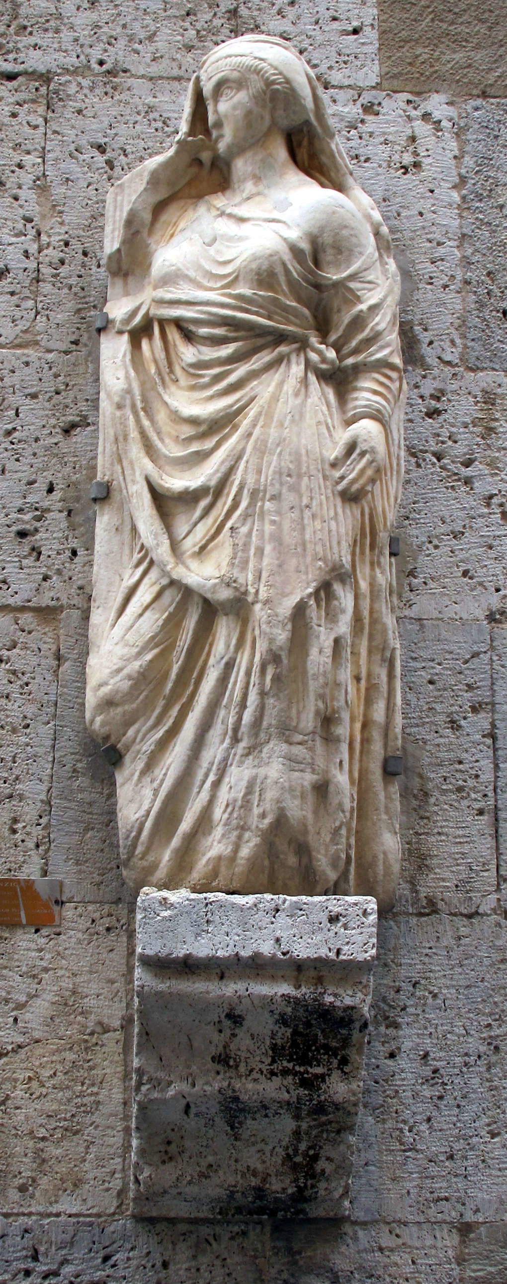 Marble sarcophagus fragment from the 2nd-3rd century CE (in Pisa, Casa Tizzioni), which tradition identifies as depicting Kinzica de' Sismondi