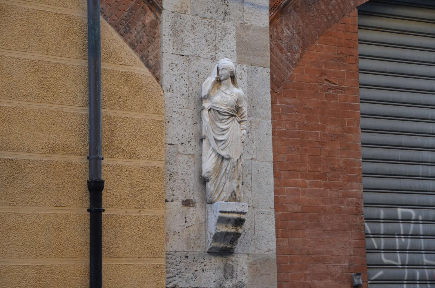 Frammento di sarcofago in marmo del II-III secolo d.C. (a Pisa, Casa Tizzioni), che la tradizione identifica come la raffigurazione di Kinzica de' Sismondi Frammento di sarcofago in marmo del II-III secolo d.C. (a Pisa, Casa Tizzioni), che la tradizione identifica come la raffigurazione di Kinzica de' Sismondi