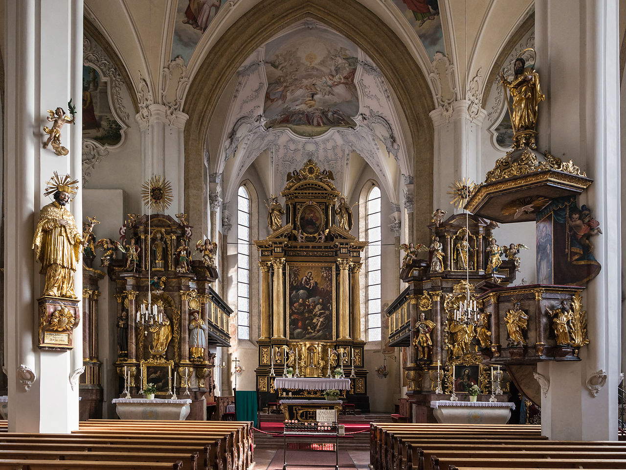 Das Innere der Pfarrkirche. Foto: Wikimedia/Uaoei1 Das Innere der Pfarrkirche. Foto: Wikimedia/Uaoei1
