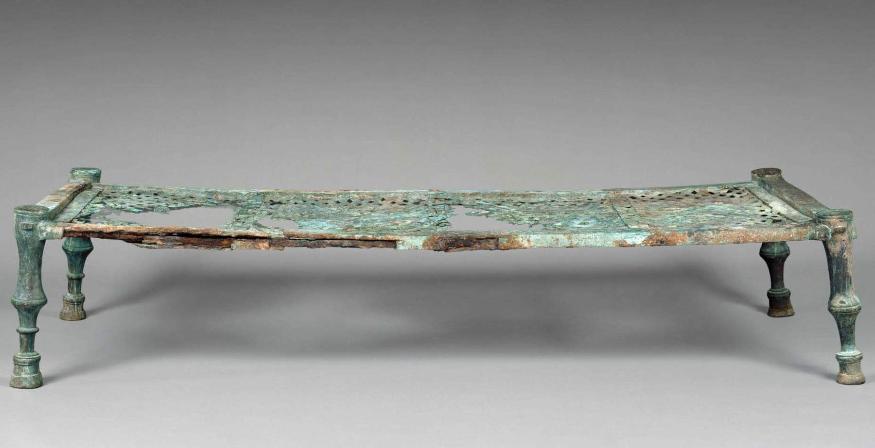 El Museo Getty devuelve a Turquía un raro lecho funerario de bronce del año 530 a.C.