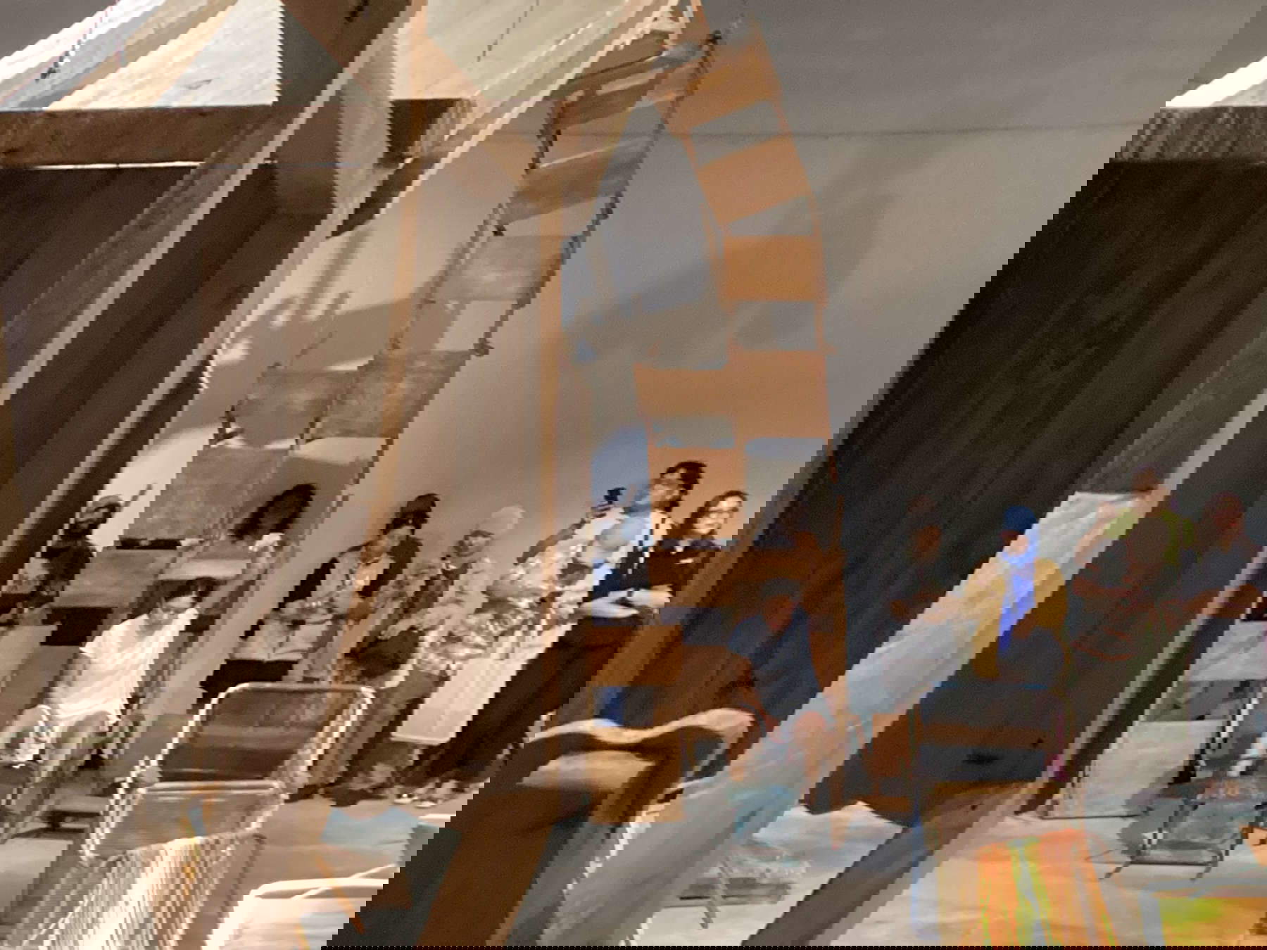 Danza creativa nella sala espositiva delle sculture di sedie di un coreografo di danza, Komunitas Salihara Arts Center, Giacarta, aprile 2024 &copy; The Japan Art Association